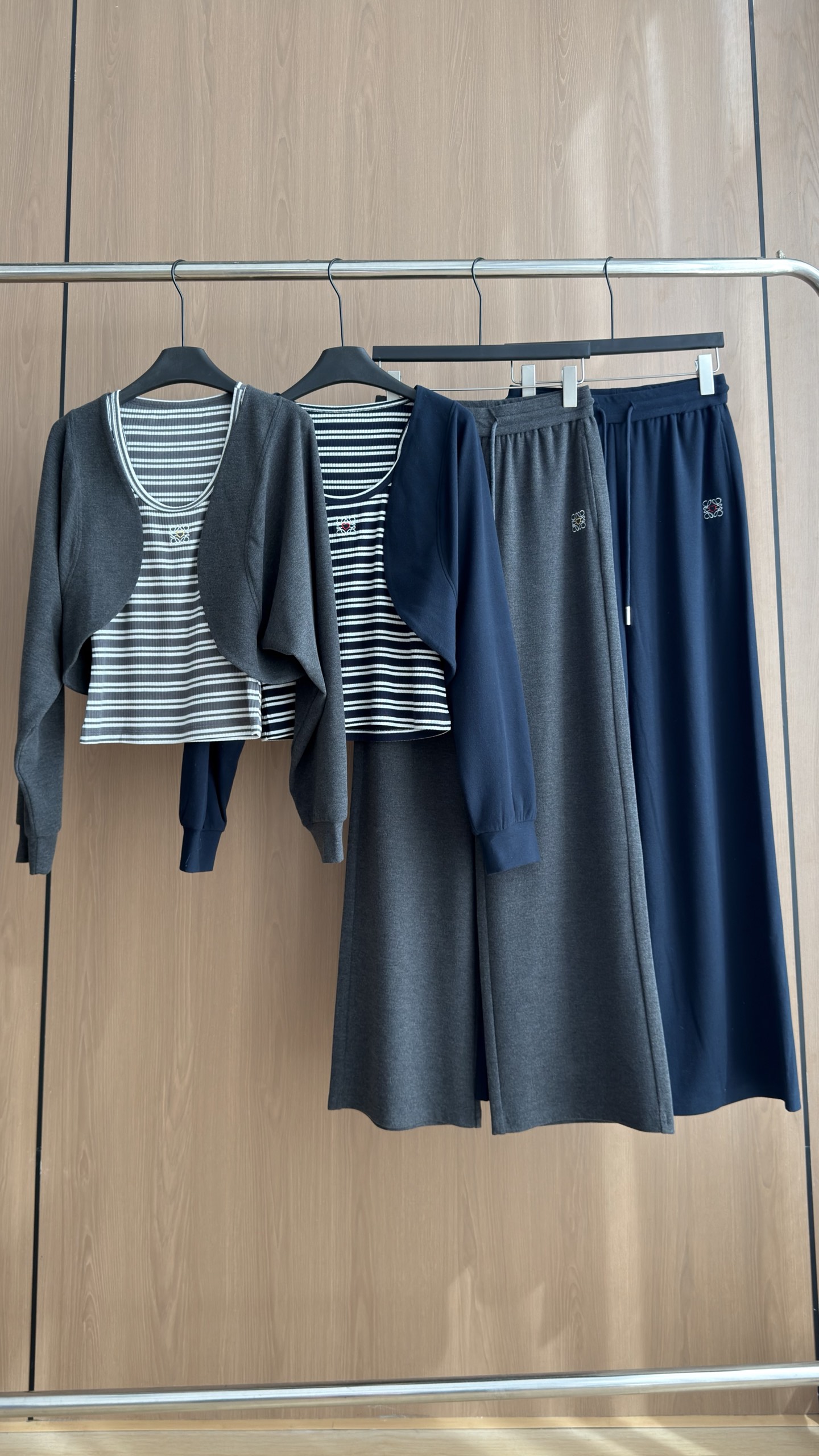 🛒𝐍𝐄𝐖 · 𝟐𝟎𝟐6/爆款现货 【秋冬上新】小众｜26新品经典两件套上衣➕长裤套装！ 高端定制刺绣背心外套  搭配松弛