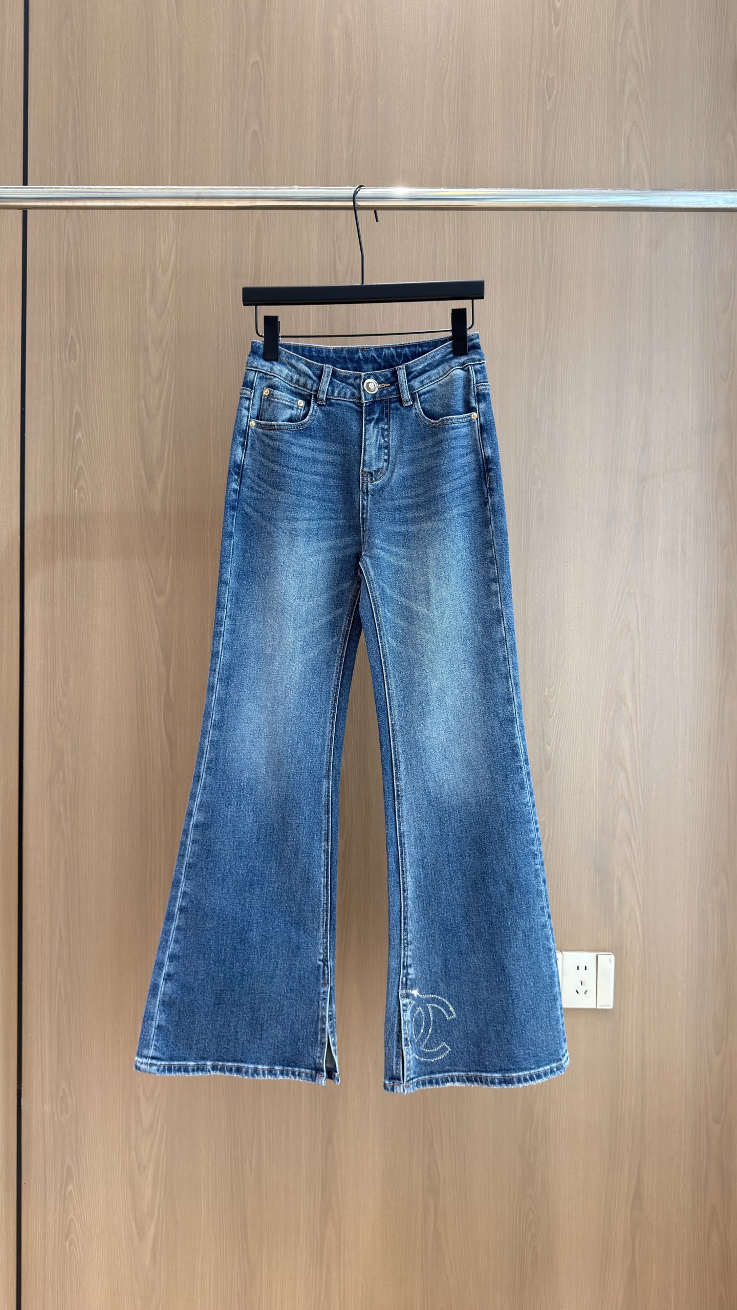 🛒𝐍𝐄𝐖 · 𝟐𝟎𝟐6/爆款现货 【秋冬新款】设计师｜撞色双C烫钻开衩微喇牛仔裤 采用高端定制面料，牛仔穿起来非常舒适，