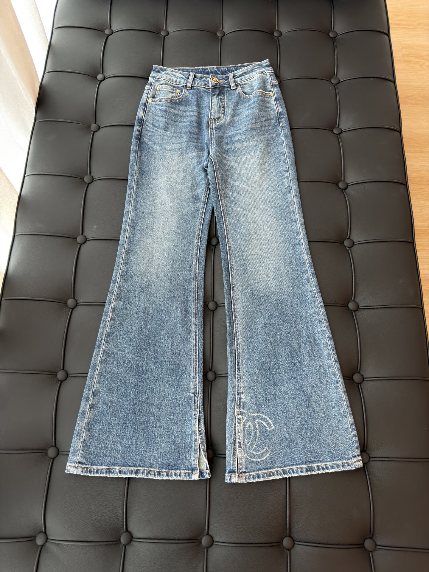 🛒𝐍𝐄𝐖 · 𝟐𝟎𝟐6/爆款现货 【秋冬新款】设计师｜撞色双C烫钻开衩微喇牛仔裤 采用高端定制面料，牛仔穿起来非常舒适，