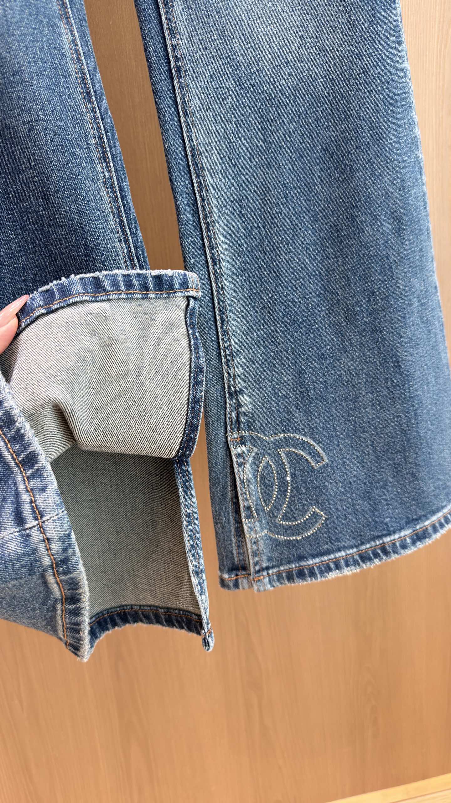 🛒𝐍𝐄𝐖 · 𝟐𝟎𝟐6/爆款现货 【秋冬新款】设计师｜撞色双C烫钻开衩微喇牛仔裤 采用高端定制面料，牛仔穿起来非常舒适，