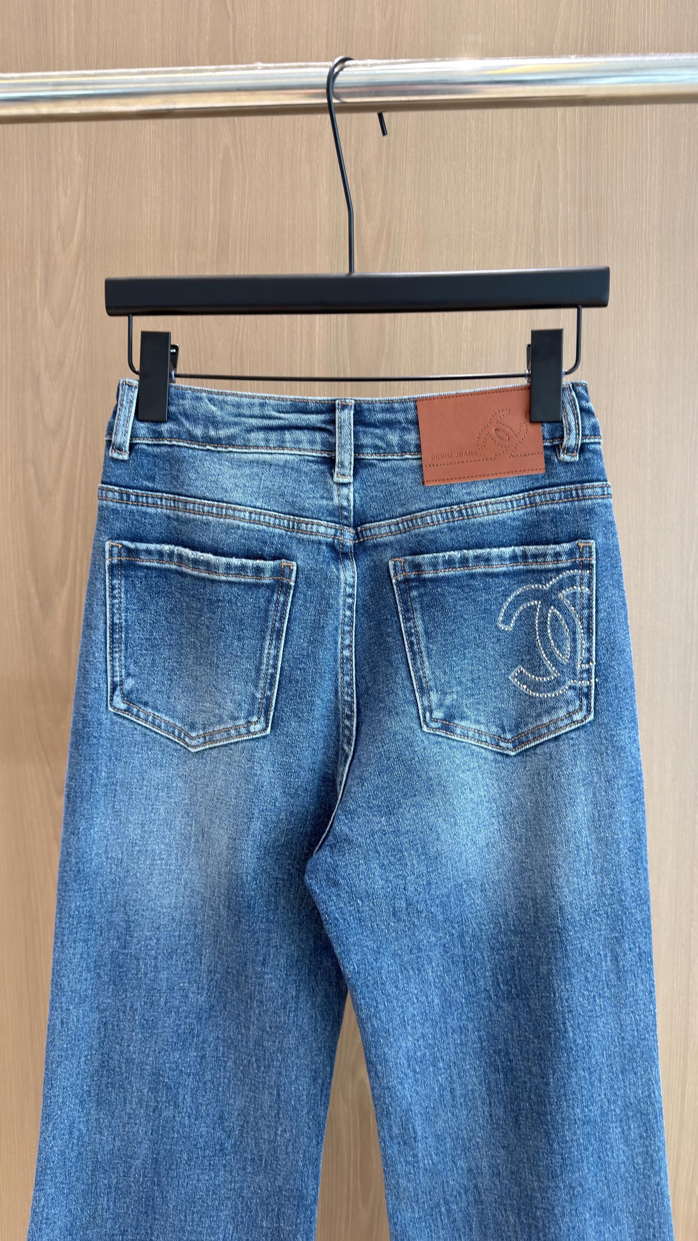 🛒𝐍𝐄𝐖 · 𝟐𝟎𝟐6/爆款现货 【秋冬新款】设计师｜撞色双C烫钻开衩微喇牛仔裤 采用高端定制面料，牛仔穿起来非常舒适，
