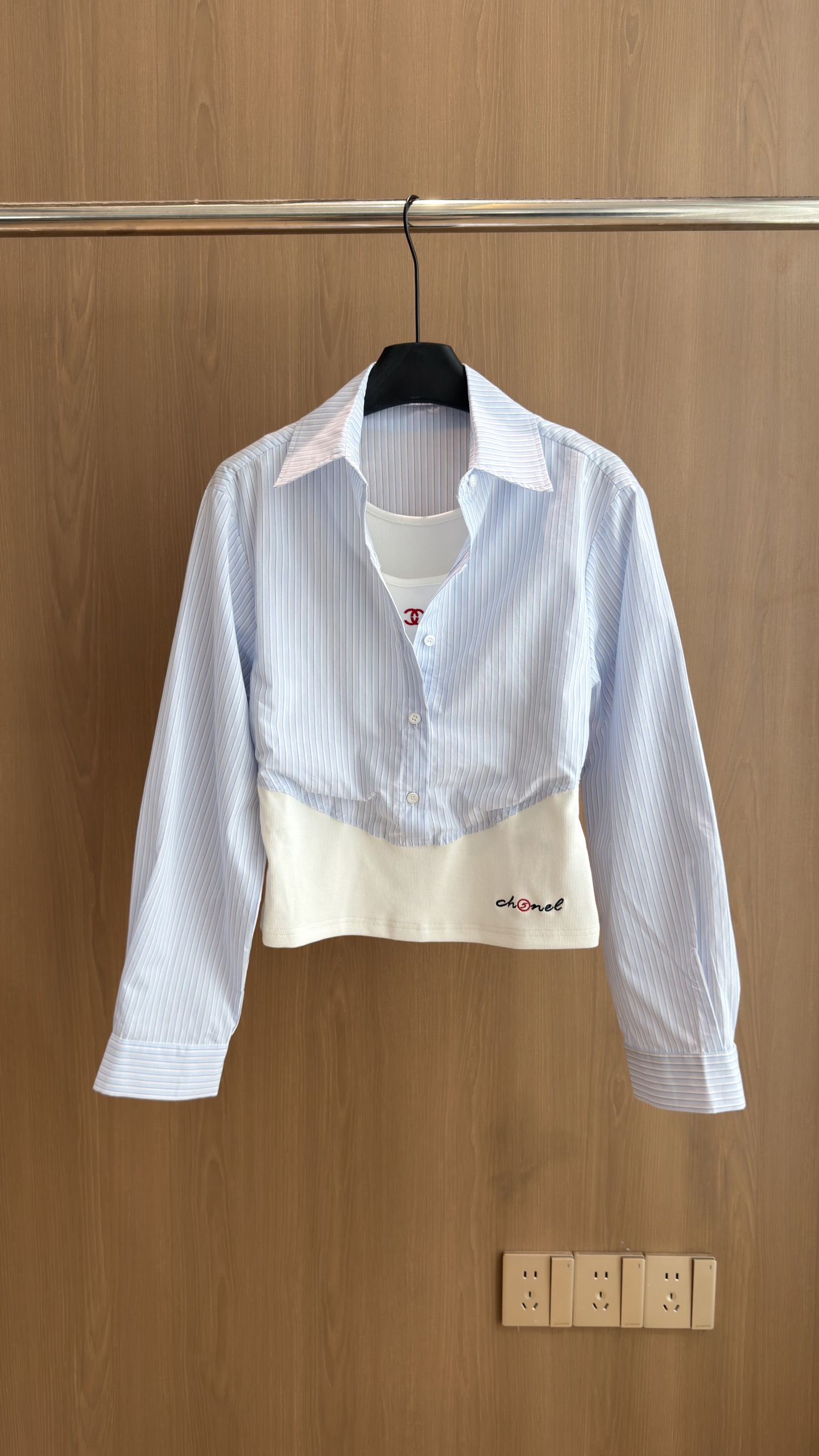 🛒𝐍𝐄𝐖 · 𝟐𝟎𝟐6/爆款现货 【秋冬上新】Ch*｜2026新品撞色刺绣假两件拼接衬衫  定制YB棉质材质  刺绣双C