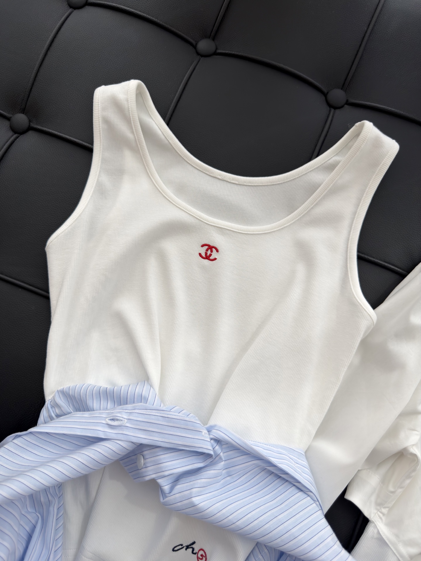 🛒𝐍𝐄𝐖 · 𝟐𝟎𝟐6/爆款现货 【秋冬上新】Ch*｜2026新品撞色刺绣假两件拼接衬衫  定制YB棉质材质  刺绣双C