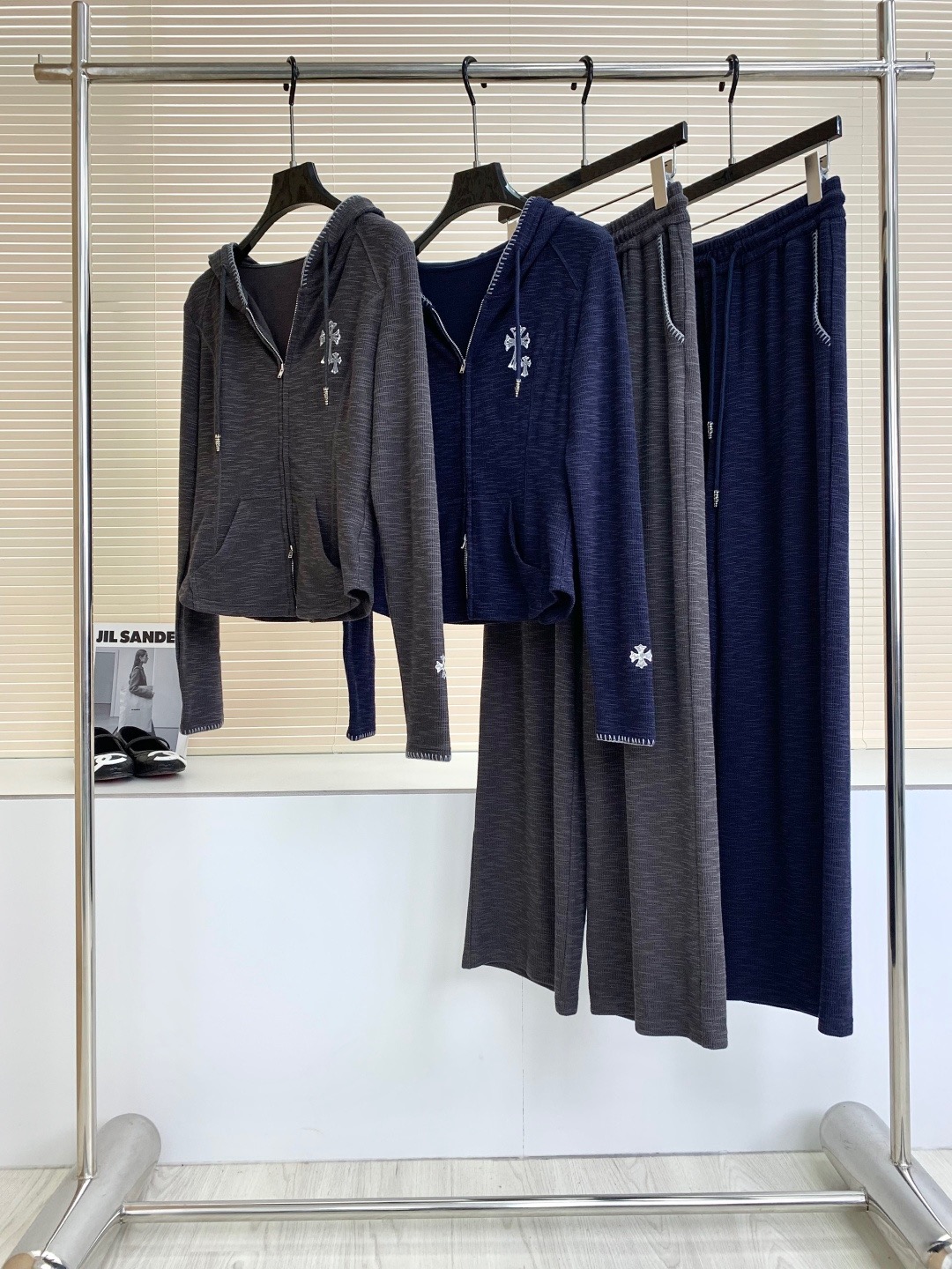 🛒𝐍𝐄𝐖 · 𝟐𝟎𝟐6/爆款现货 【秋冬上新】小众｜26新品经典双拉链带帽长裤套装！ 高端定制印花外套上衣  搭配松弛感