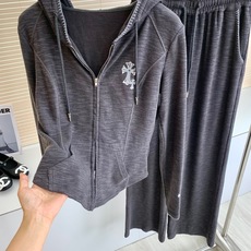 🛒𝐍𝐄𝐖 · 𝟐𝟎𝟐6/爆款现货 【秋冬上新】小众|26新品经典双拉链带帽长裤套装! 高端定制印花外套上衣 搭配松弛感 🛒𝐍𝐄𝐖 · 𝟐𝟎𝟐6/爆款现货 【秋冬上新】小众|26新品经典双拉链带帽长裤套装! 高端定制印花外套上衣 搭配松弛感