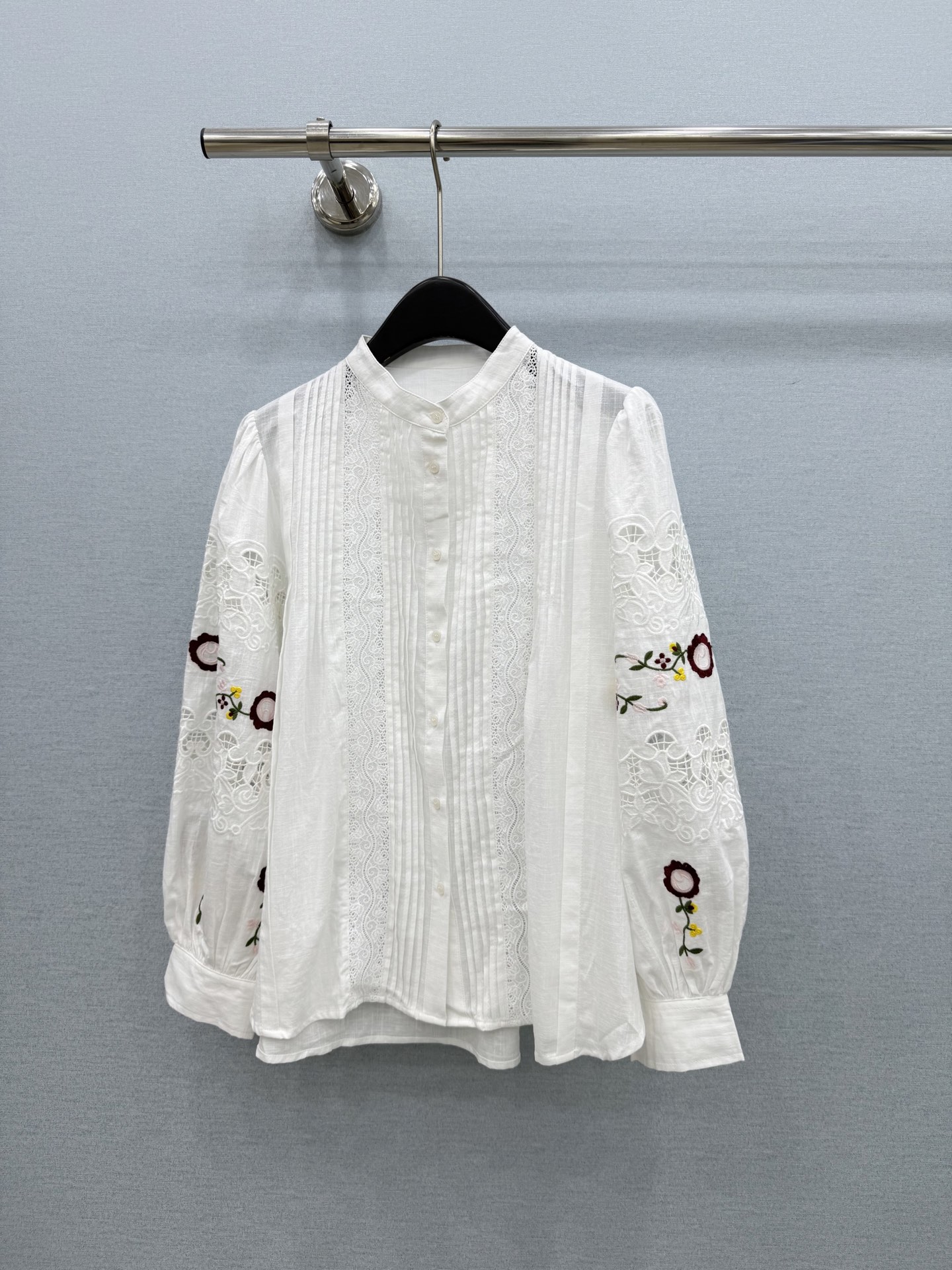 🛒𝐍𝐄𝐖 · 𝟐𝟎𝟐6/爆款现货 原单品质  小众*｜2026新品刺绣衬衫  精致版型，高级肌理细腻  极简主义常规剪裁