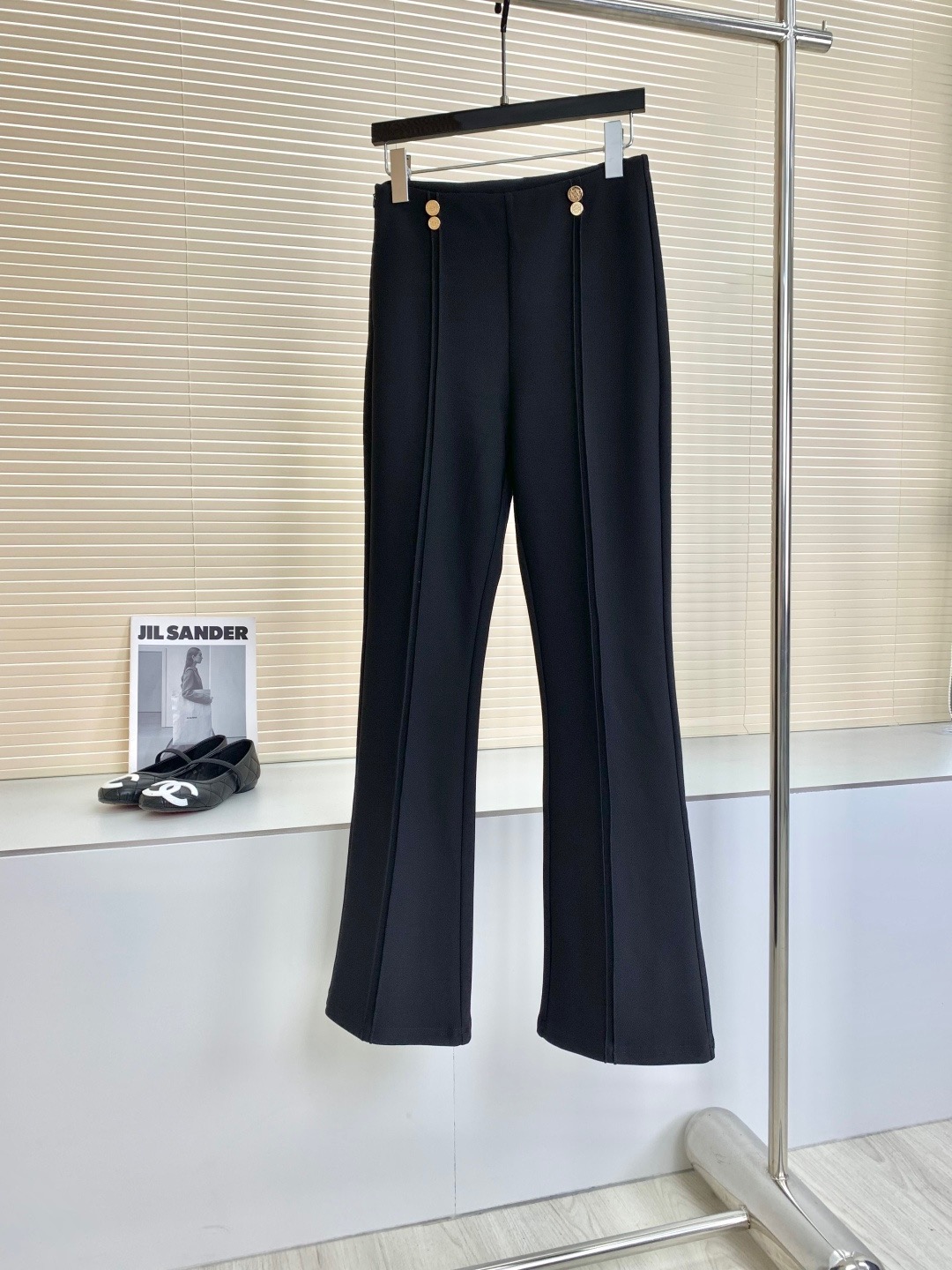 🛒𝐍𝐄𝐖 · 𝟐𝟎𝟐6/爆款现货 【秋冬上新】小众｜26早秋新品扣子装饰微喇休闲裤！ 定制版型   极简主义法式优雅的气