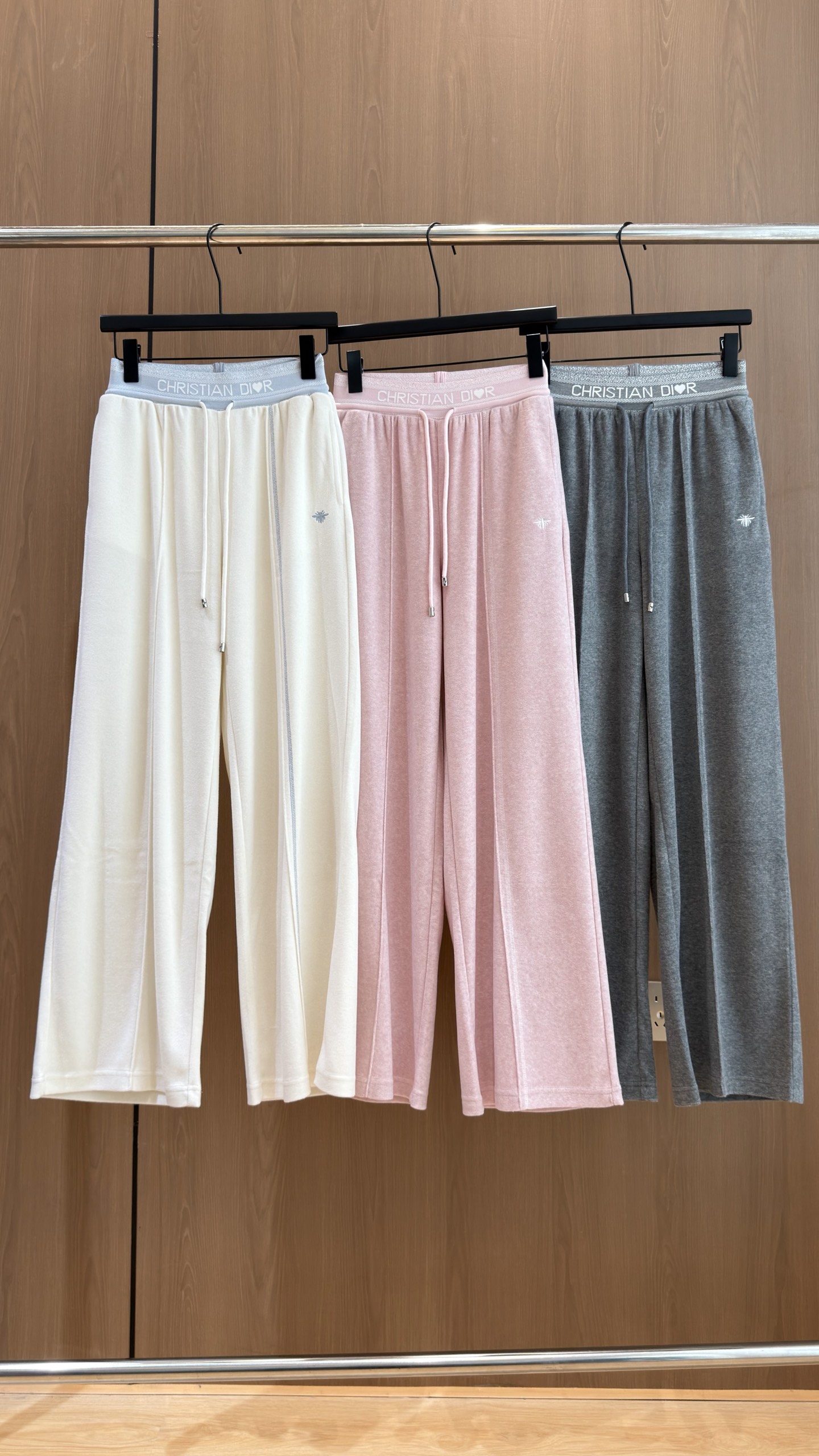 🛒𝐍𝐄𝐖 · 𝟐𝟎𝟐5/爆款现货 【秋冬上新】Di*｜抽绳松紧字母织带腰头运动休闲裤 定制面料，精致刺绣  日常穿搭 高