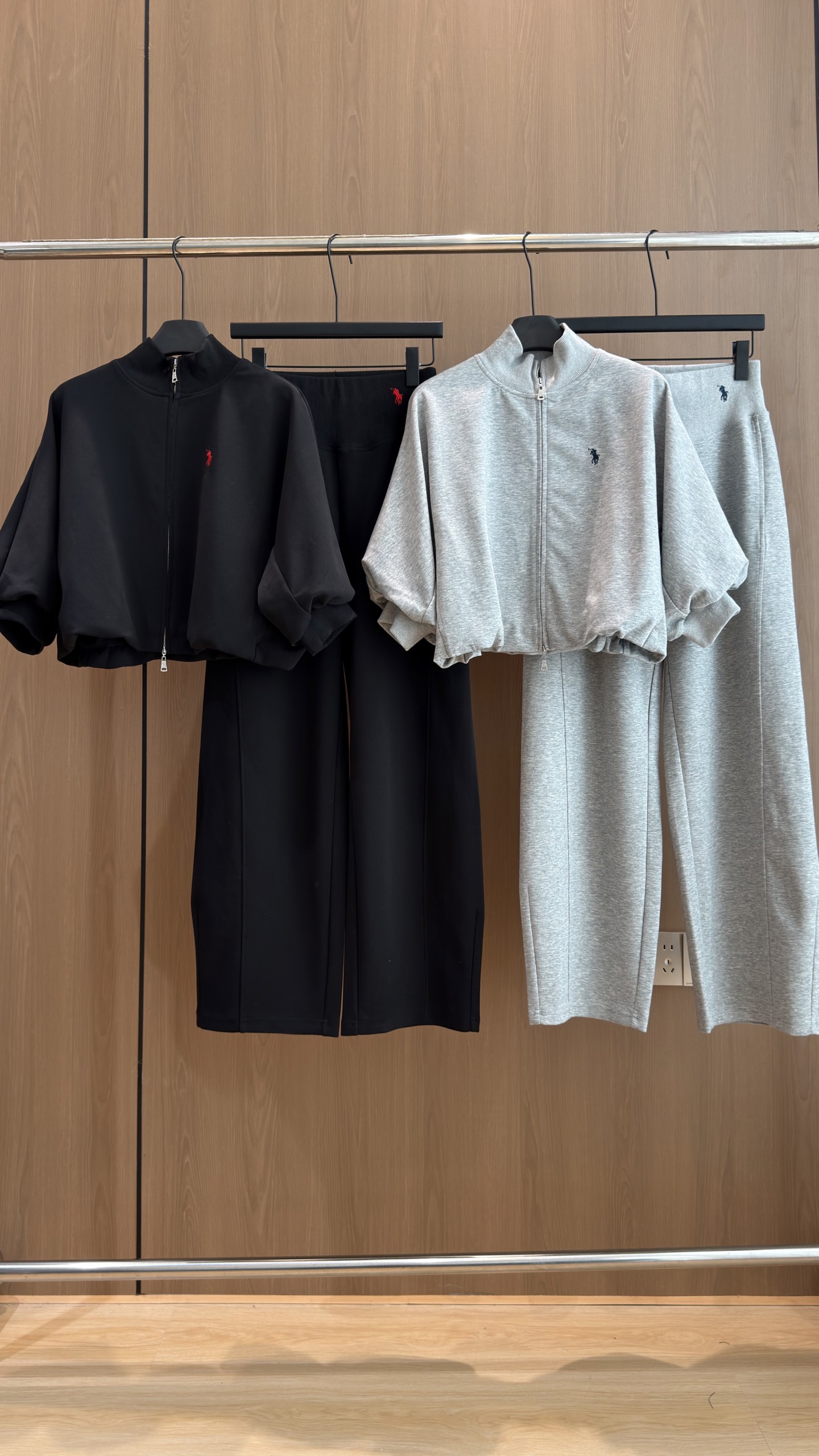 🛒𝐍𝐄𝐖 · 𝟐𝟎𝟐6/爆款现货 【秋冬上新】设计师｜26新品灯笼中袖休闲套装！ 高端定制双拉链上衣  搭配松紧长裤 极