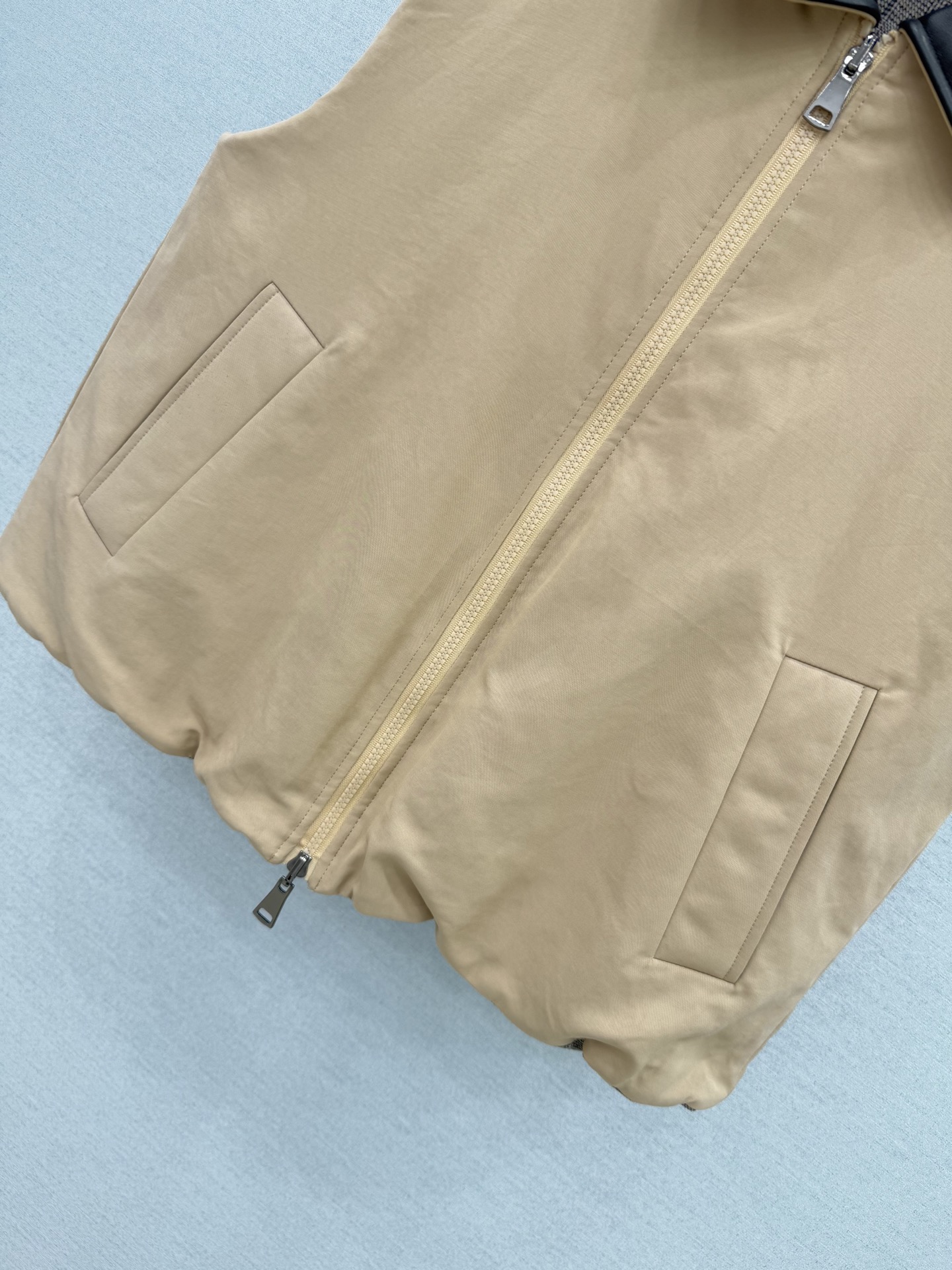 🛒𝐍𝐄𝐖 · 𝟐𝟎𝟐6/爆款现货 【原单品质】B*｜26秋冬  双面穿立领马甲外套 甄选柔软小山羊皮撞色翻领，皮质细腻顺