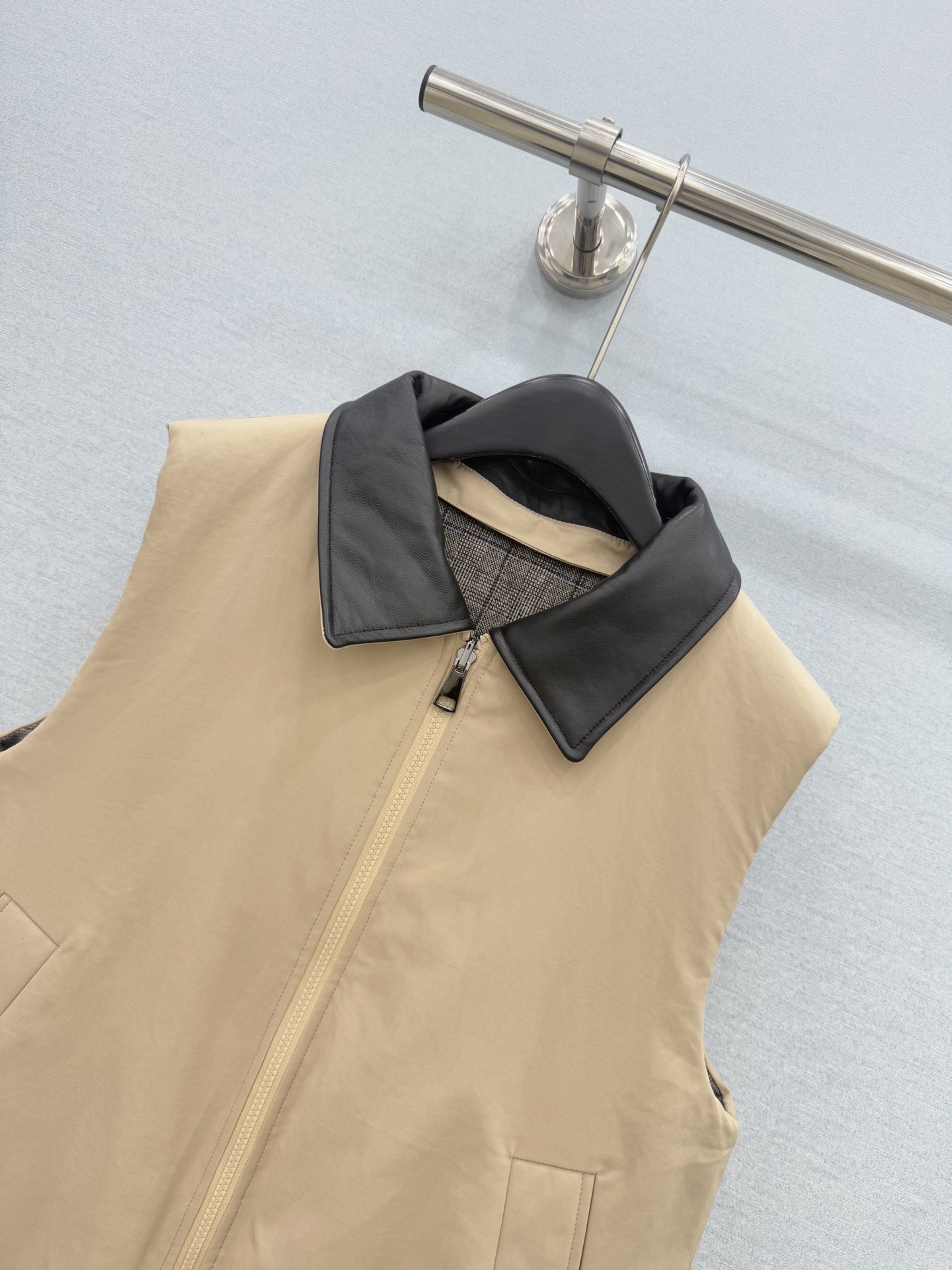 🛒𝐍𝐄𝐖 · 𝟐𝟎𝟐6/爆款现货 【原单品质】B*｜26秋冬  双面穿立领马甲外套 甄选柔软小山羊皮撞色翻领，皮质细腻顺