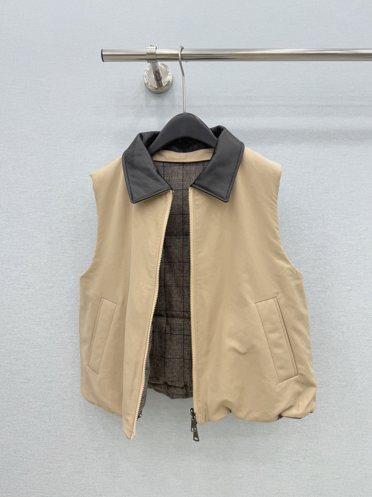 🛒𝐍𝐄𝐖 · 𝟐𝟎𝟐6/爆款现货 【原单品质】B*｜26秋冬  双面穿立领马甲外套 甄选柔软小山羊皮撞色翻领，皮质细腻顺