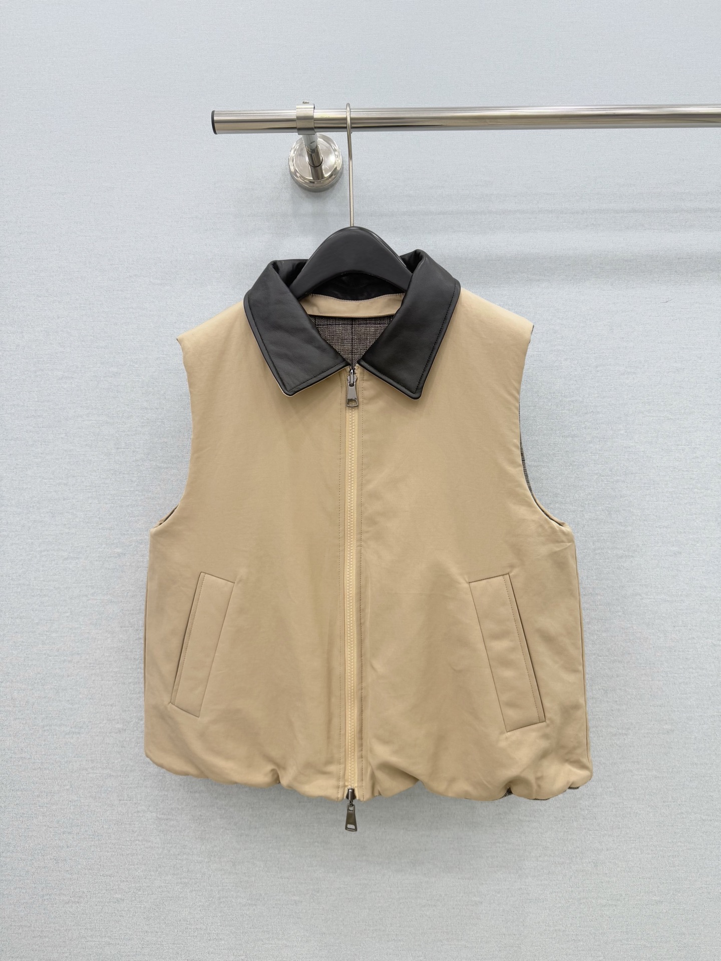 🛒𝐍𝐄𝐖 · 𝟐𝟎𝟐6/爆款现货 【原单品质】B*｜26秋冬  双面穿立领马甲外套 甄选柔软小山羊皮撞色翻领，皮质细腻顺