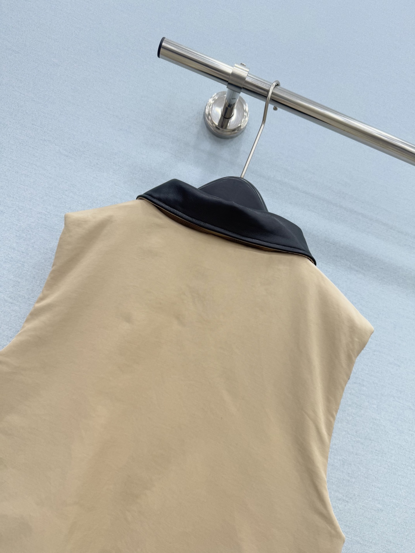 🛒𝐍𝐄𝐖 · 𝟐𝟎𝟐6/爆款现货 【原单品质】B*｜26秋冬  双面穿立领马甲外套 甄选柔软小山羊皮撞色翻领，皮质细腻顺