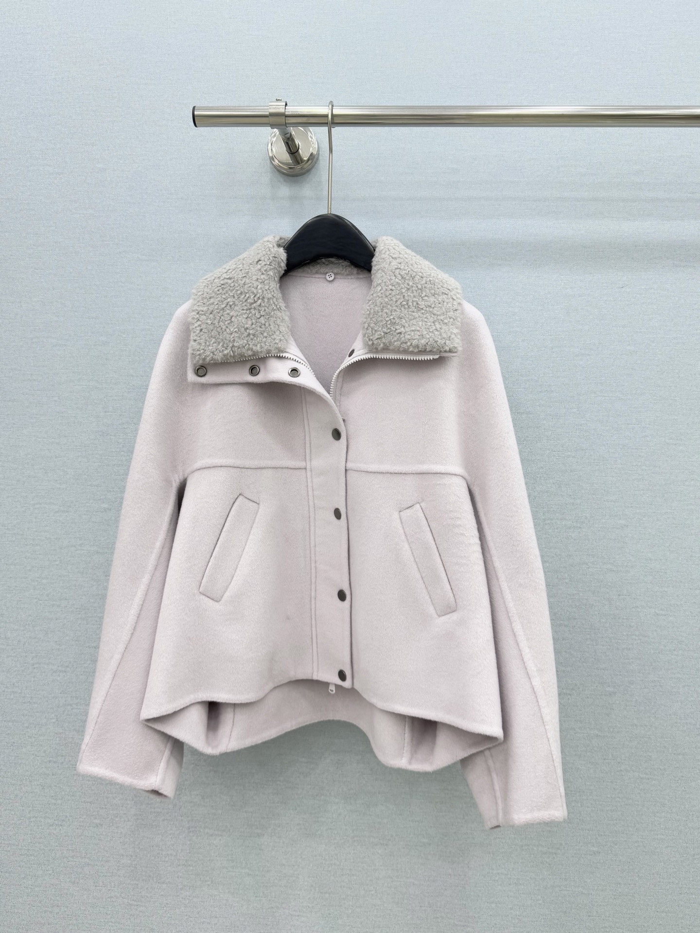 🛒𝐍𝐄𝐖 · 𝟐𝟎𝟐6/爆款现货 【原单品质】B*｜26秋冬  毛领蝙蝠袖双面呢外套      ▫面料核心：高支羊毛羊绒