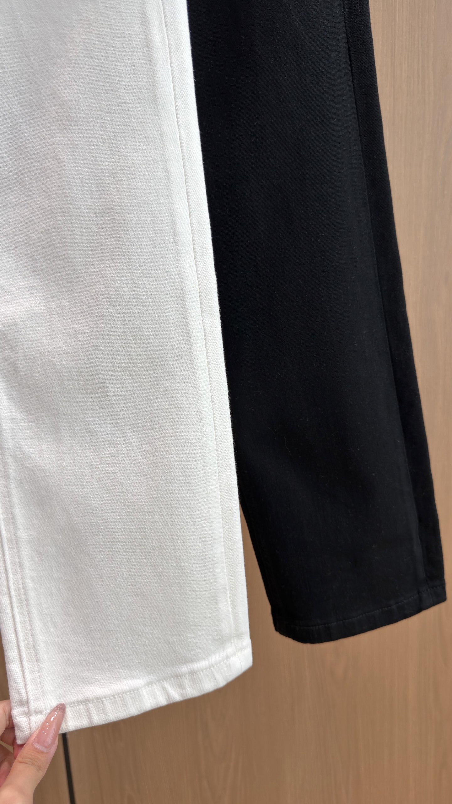 🛒𝐍𝐄𝐖 · 𝟐𝟎𝟐5/爆款现货 设计师 原创｜25新款刺绣小脚牛仔裤 色系搭配非常好看，瘦身设计小脚裤，版型上身巨好看