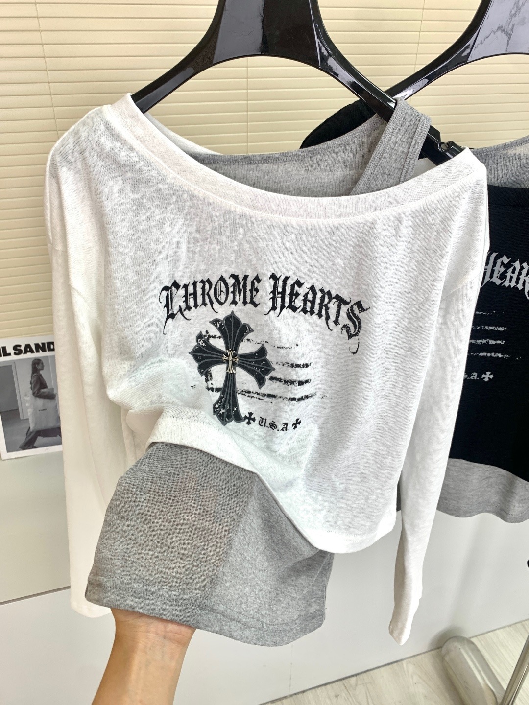 🛒𝐍𝐄𝐖 · 𝟐𝟎𝟐6/爆款现货 原创｜26秋冬两件套露肩十字架印花长袖上衣 高版出品！定制轻薄透气雪花针织面料，软糯亲