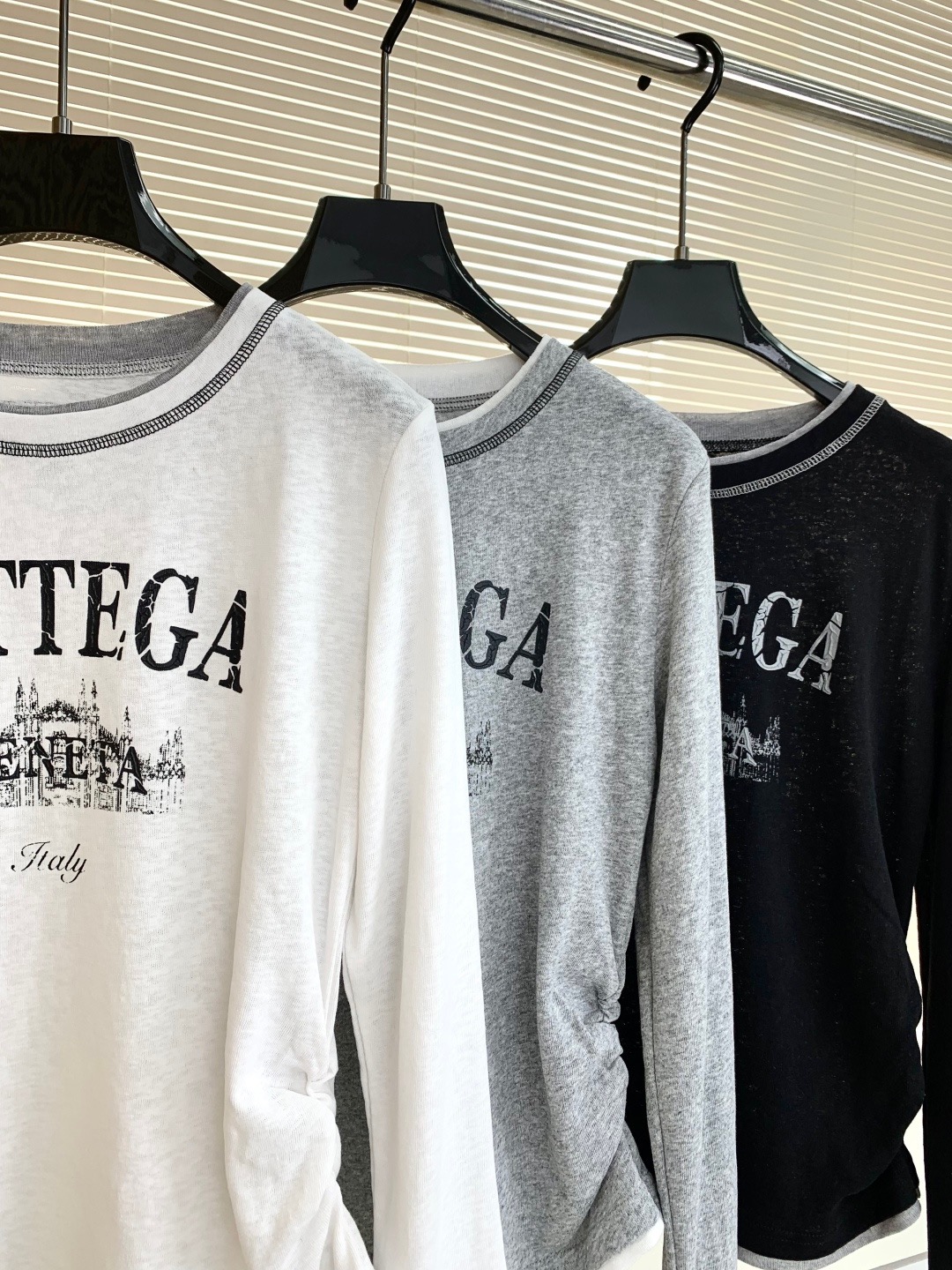 🛒𝐍𝐄𝐖 · 𝟐𝟎𝟐6/爆款现货 【秋冬上新】原创｜2026新款字母印花长袖打底衫 云感舒适的系列！ 上身的触感谁穿谁知