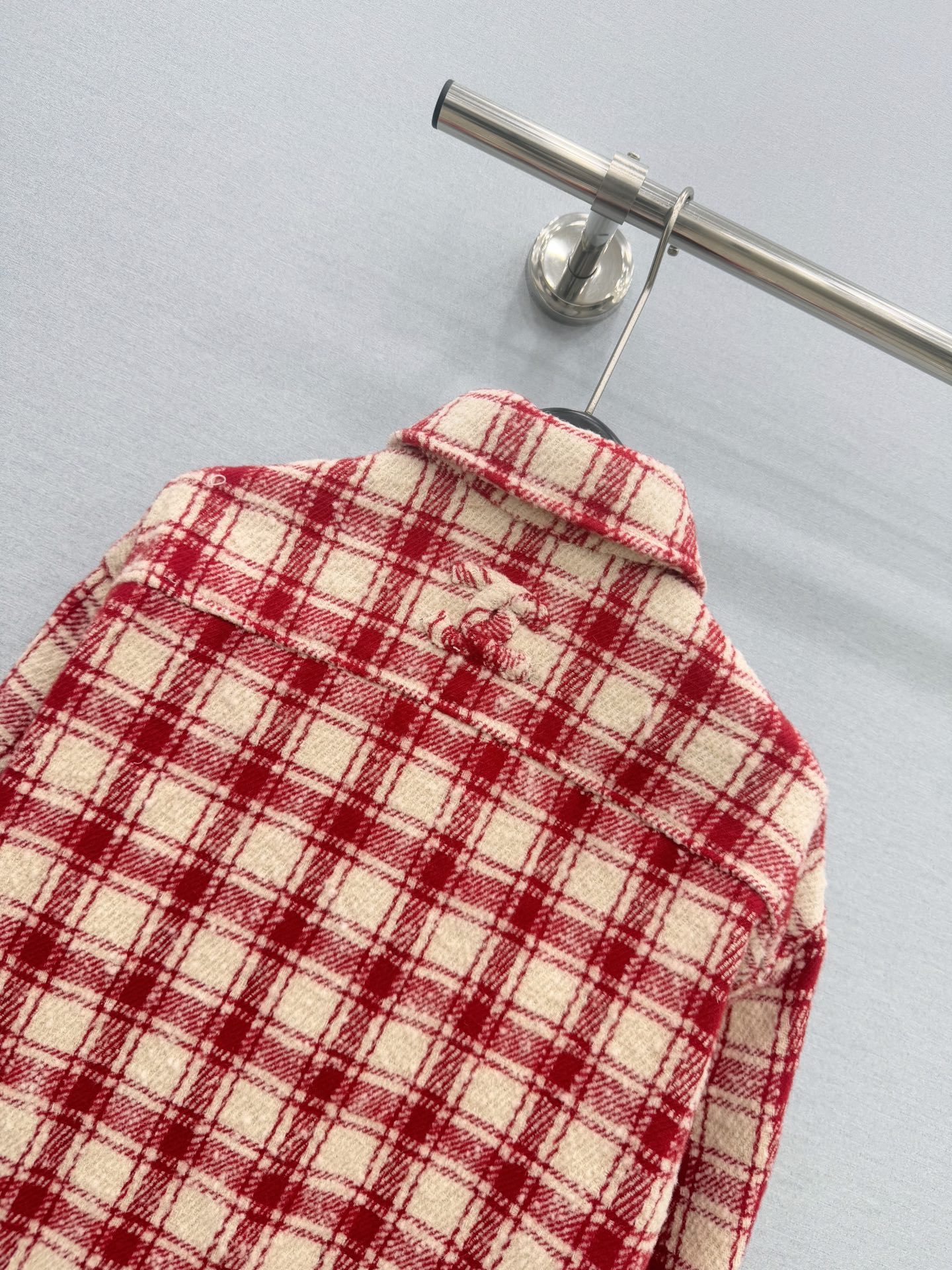 🛒𝐍𝐄𝐖 · 𝟐𝟎𝟐6/爆款现货 复古红格纹衬衫外套｜早秋氛围感天花板 谁懂这件红白格纹！温柔又显白，粗花呢面料厚实软糯