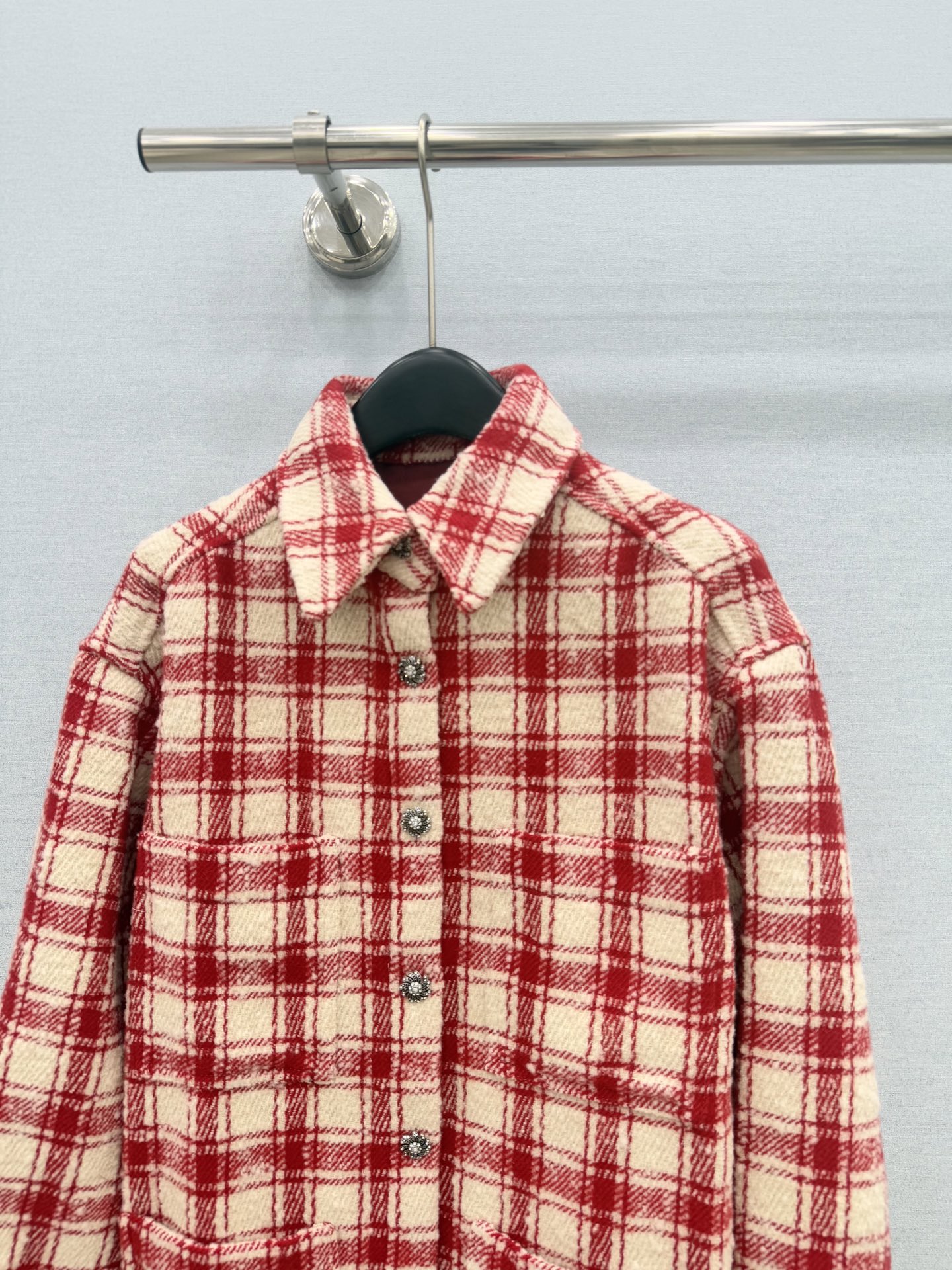 🛒𝐍𝐄𝐖 · 𝟐𝟎𝟐6/爆款现货 复古红格纹衬衫外套｜早秋氛围感天花板 谁懂这件红白格纹！温柔又显白，粗花呢面料厚实软糯