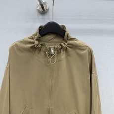 🛒𝐍𝐄𝐖 · 𝟐𝟎𝟐6/爆款现货 早秋卡其短款冲锋外套|慵懒松弛感封神 今年刚需的短款抽绳夹克!卡其色温柔又百搭,不挑黄 🛒𝐍𝐄𝐖 · 𝟐𝟎𝟐6/爆款现货 早秋卡其短款冲锋外套|慵懒松弛感封神 今年刚需的短款抽绳夹克!卡其色温柔又百搭,不挑黄