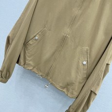 🛒𝐍𝐄𝐖 · 𝟐𝟎𝟐6/爆款现货 早秋卡其短款冲锋外套|慵懒松弛感封神 今年刚需的短款抽绳夹克!卡其色温柔又百搭,不挑黄 🛒𝐍𝐄𝐖 · 𝟐𝟎𝟐6/爆款现货 早秋卡其短款冲锋外套|慵懒松弛感封神 今年刚需的短款抽绳夹克!卡其色温柔又百搭,不挑黄