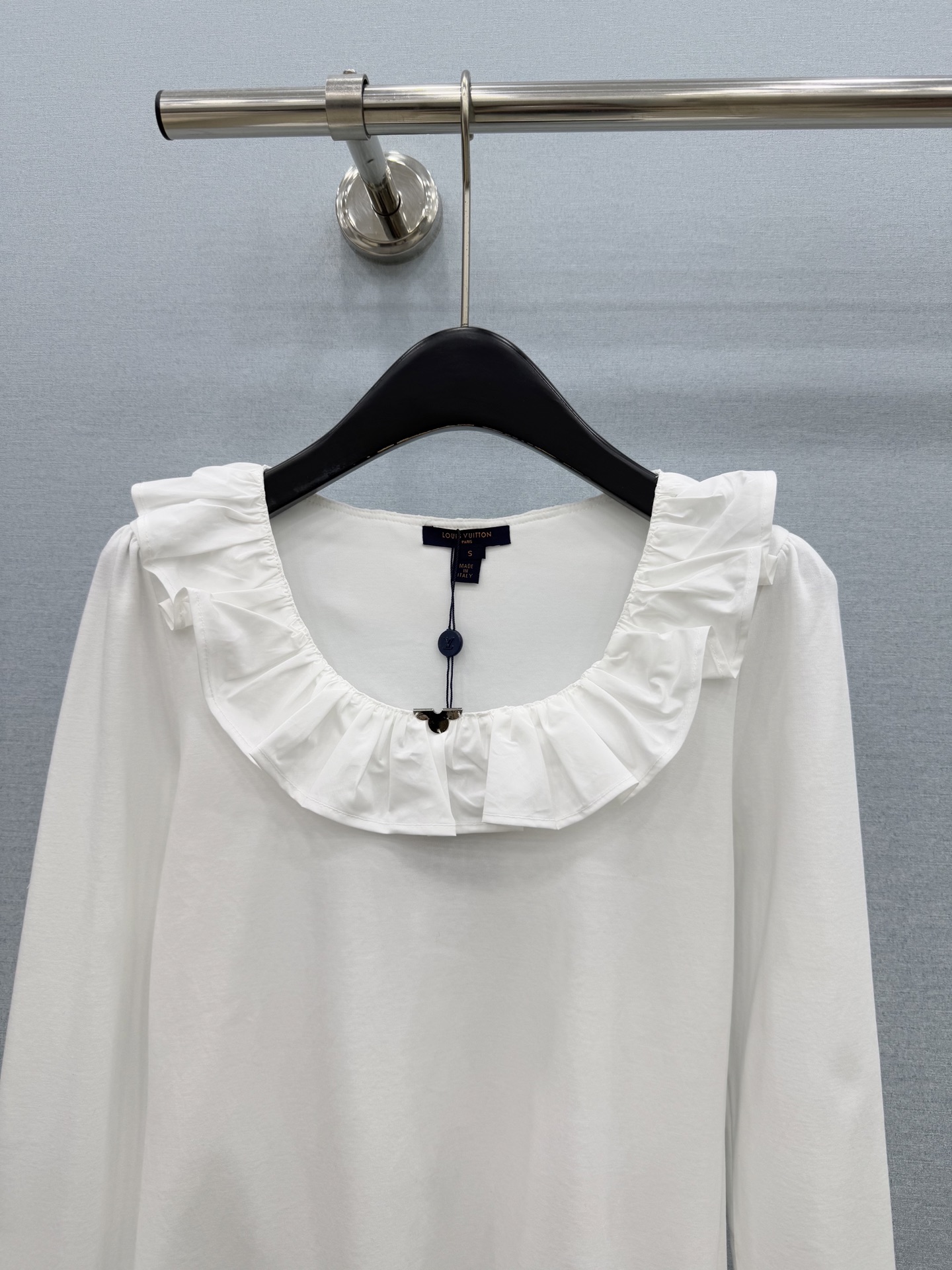 🛒𝐍𝐄𝐖 · 𝟐𝟎𝟐6/爆款现货 【原单品质】L*｜2026新款荷叶边长袖T恤 高订面料，百搭版型  ，上身的触感谁穿谁