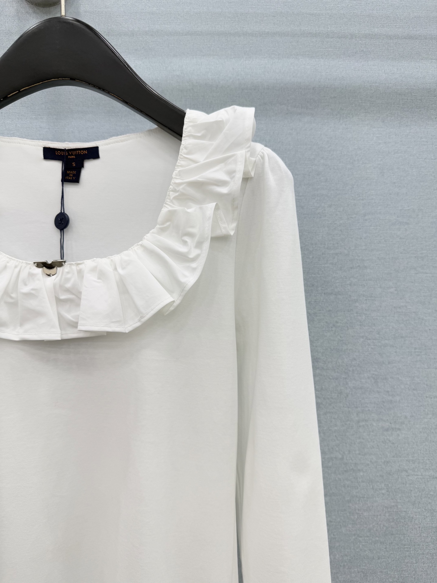 🛒𝐍𝐄𝐖 · 𝟐𝟎𝟐6/爆款现货 【原单品质】L*｜2026新款荷叶边长袖T恤 高订面料，百搭版型  ，上身的触感谁穿谁