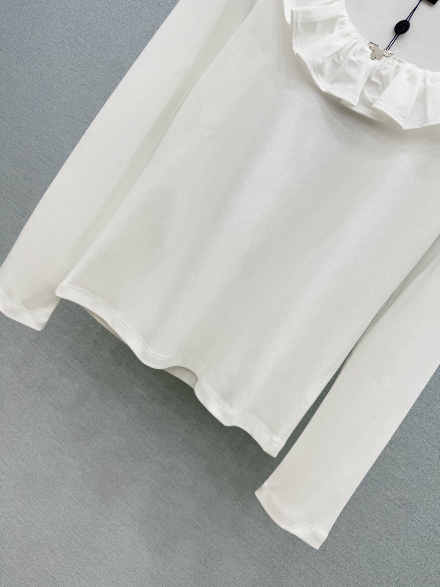 🛒𝐍𝐄𝐖 · 𝟐𝟎𝟐6/爆款现货 【原单品质】L*｜2026新款荷叶边长袖T恤 高订面料，百搭版型  ，上身的触感谁穿谁