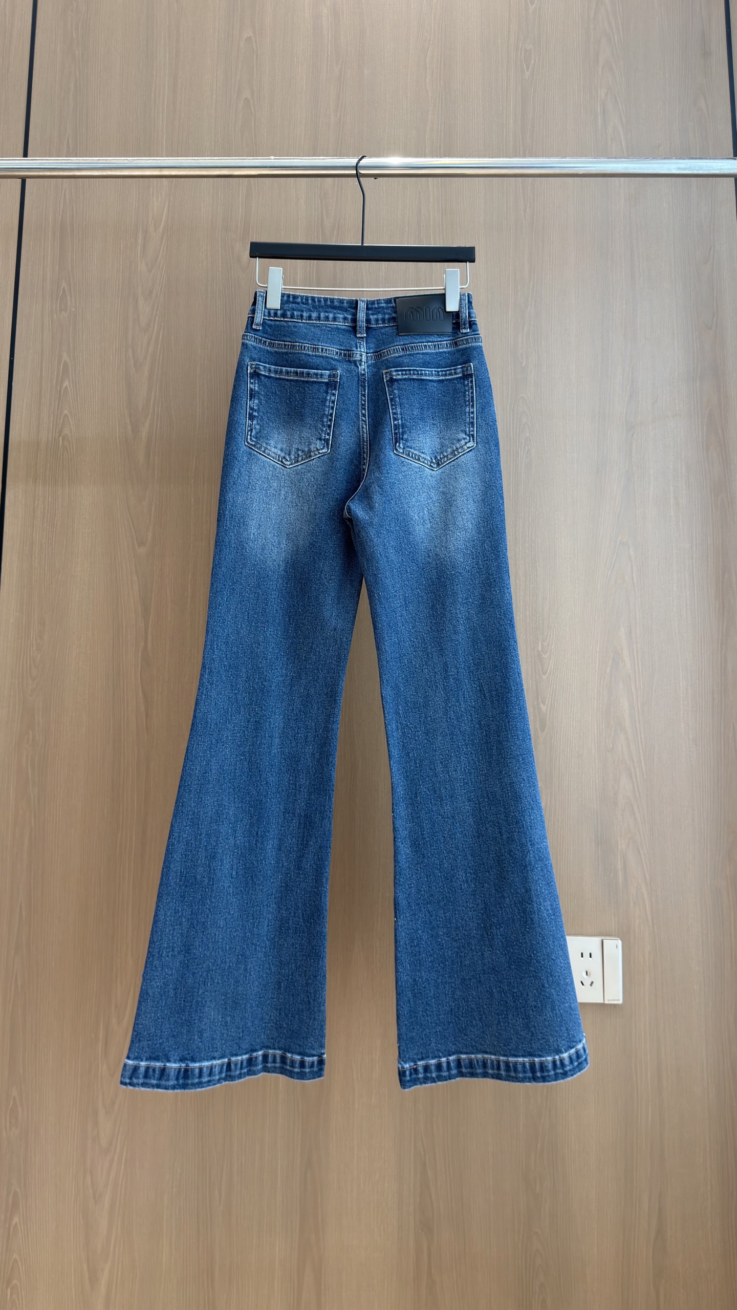 🛒𝐍𝐄𝐖 · 𝟐𝟎𝟐6/爆款现货 【秋冬新款】设计师｜经典图文烫钻微喇牛仔裤   采用高端定制面料，牛仔穿起来非常舒适，