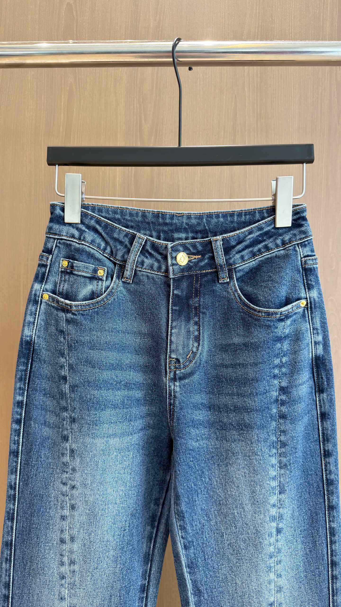 🛒𝐍𝐄𝐖 · 𝟐𝟎𝟐6/爆款现货 【秋冬新款】设计师｜经典图文烫钻微喇牛仔裤   采用高端定制面料，牛仔穿起来非常舒适，