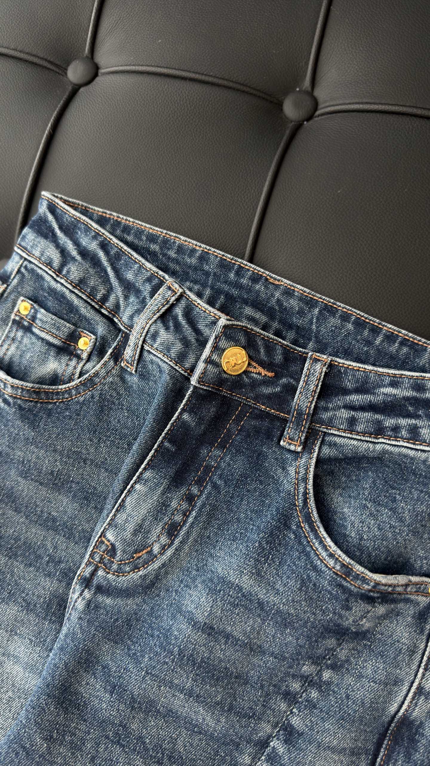 🛒𝐍𝐄𝐖 · 𝟐𝟎𝟐6/爆款现货 【秋冬新款】设计师｜经典图文烫钻微喇牛仔裤   采用高端定制面料，牛仔穿起来非常舒适，