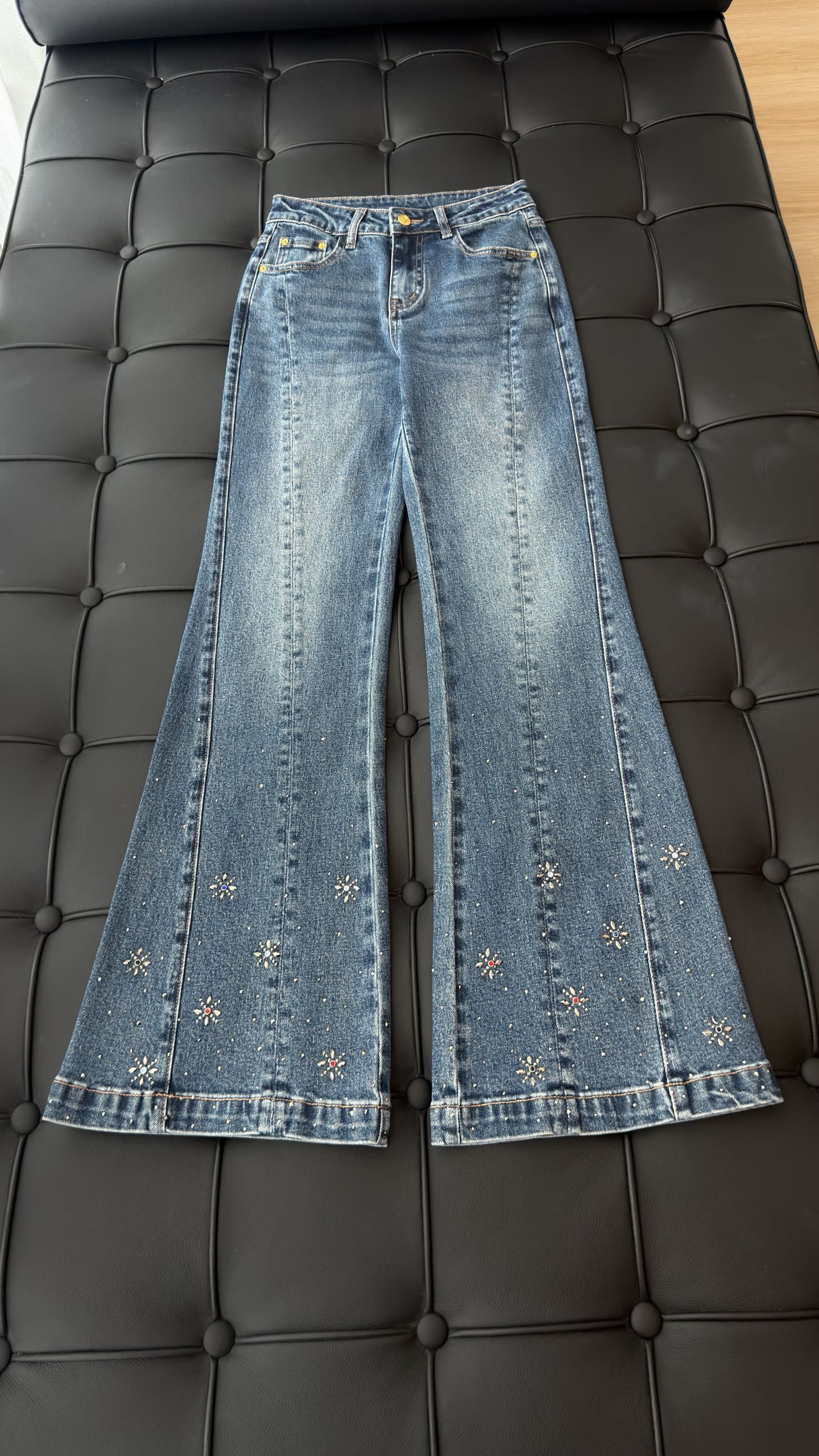 🛒𝐍𝐄𝐖 · 𝟐𝟎𝟐6/爆款现货 【秋冬新款】设计师｜经典图文烫钻微喇牛仔裤   采用高端定制面料，牛仔穿起来非常舒适，