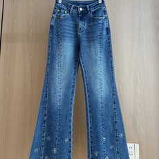 🛒𝐍𝐄𝐖 · 𝟐𝟎𝟐6/爆款现货 【秋冬新款】设计师|经典图文烫钻微喇牛仔裤 采用高端定制面料,牛仔穿起来非常舒适, 🛒𝐍𝐄𝐖 · 𝟐𝟎𝟐6/爆款现货 【秋冬新款】设计师|经典图文烫钻微喇牛仔裤 采用高端定制面料,牛仔穿起来非常舒适,
