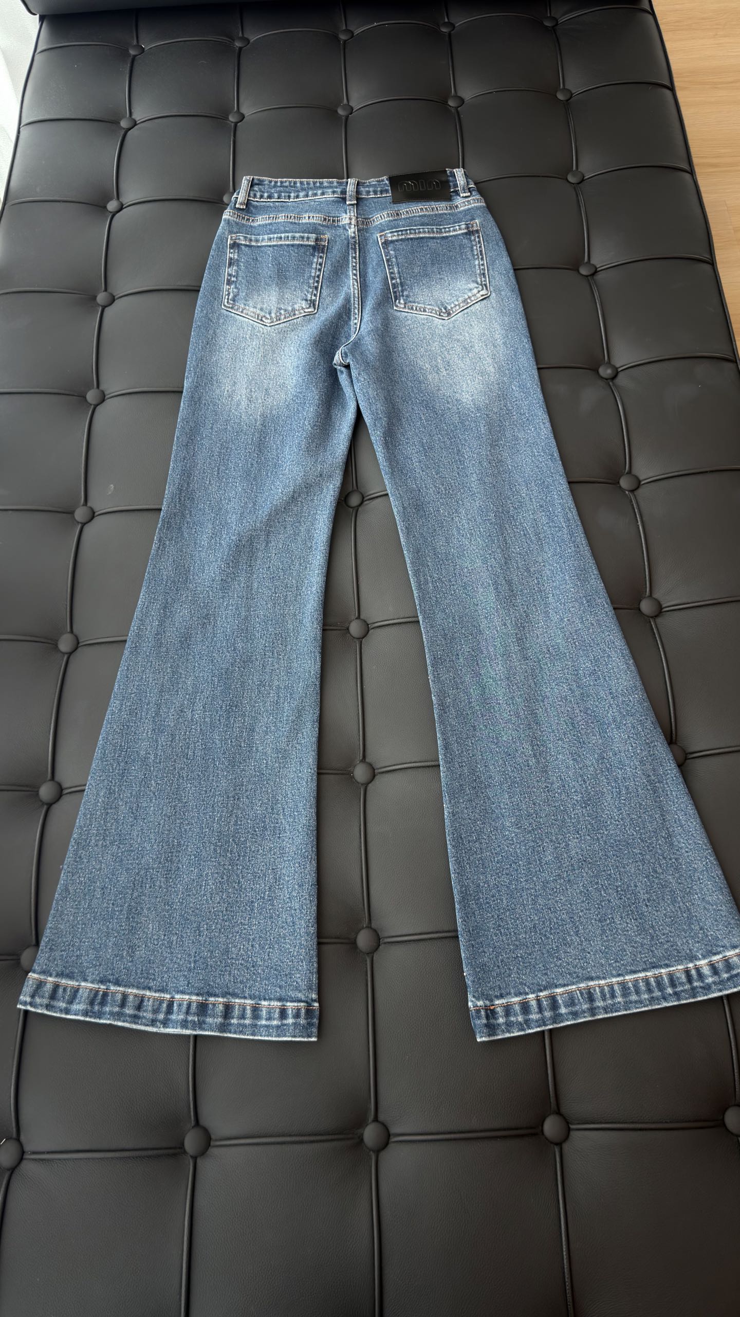 🛒𝐍𝐄𝐖 · 𝟐𝟎𝟐6/爆款现货 【秋冬新款】设计师｜经典图文烫钻微喇牛仔裤   采用高端定制面料，牛仔穿起来非常舒适，
