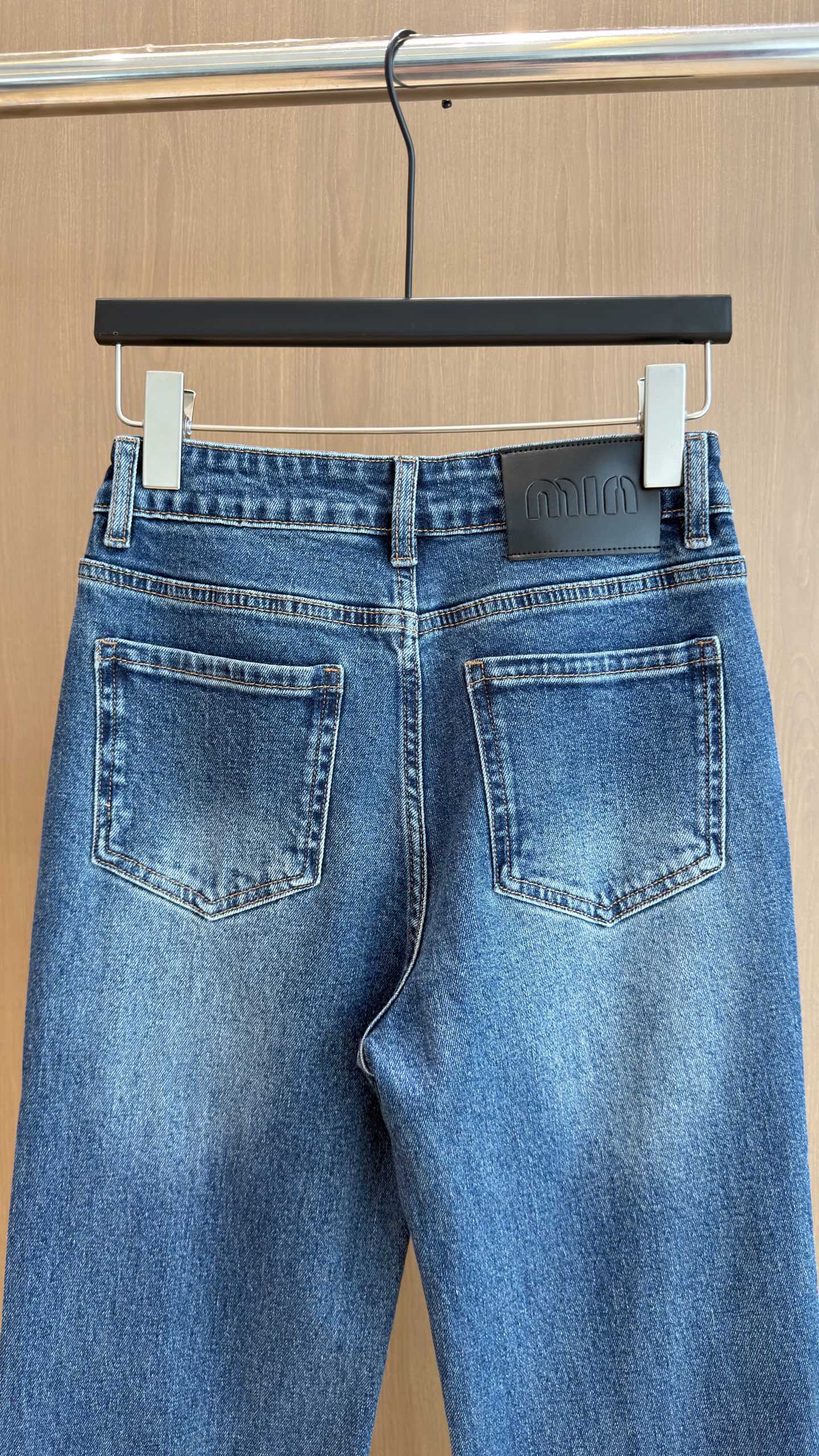 🛒𝐍𝐄𝐖 · 𝟐𝟎𝟐6/爆款现货 【秋冬新款】设计师｜经典图文烫钻微喇牛仔裤   采用高端定制面料，牛仔穿起来非常舒适，