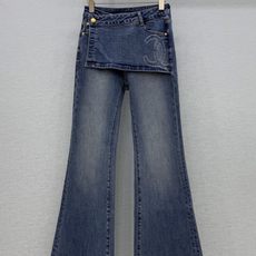 🛒𝐍𝐄𝐖 · 𝟐𝟎𝟐6/爆款现货 【秋冬新款】设计师|经典图文烫钻围裙式微喇牛仔裤 采用高端定制面料,牛仔穿起来非常 🛒𝐍𝐄𝐖 · 𝟐𝟎𝟐6/爆款现货 【秋冬新款】设计师|经典图文烫钻围裙式微喇牛仔裤 采用高端定制面料,牛仔穿起来非常