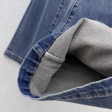 🛒𝐍𝐄𝐖 · 𝟐𝟎𝟐6/爆款现货 【秋冬新款】设计师|经典图文烫钻围裙式微喇牛仔裤 采用高端定制面料,牛仔穿起来非常 🛒𝐍𝐄𝐖 · 𝟐𝟎𝟐6/爆款现货 【秋冬新款】设计师|经典图文烫钻围裙式微喇牛仔裤 采用高端定制面料,牛仔穿起来非常