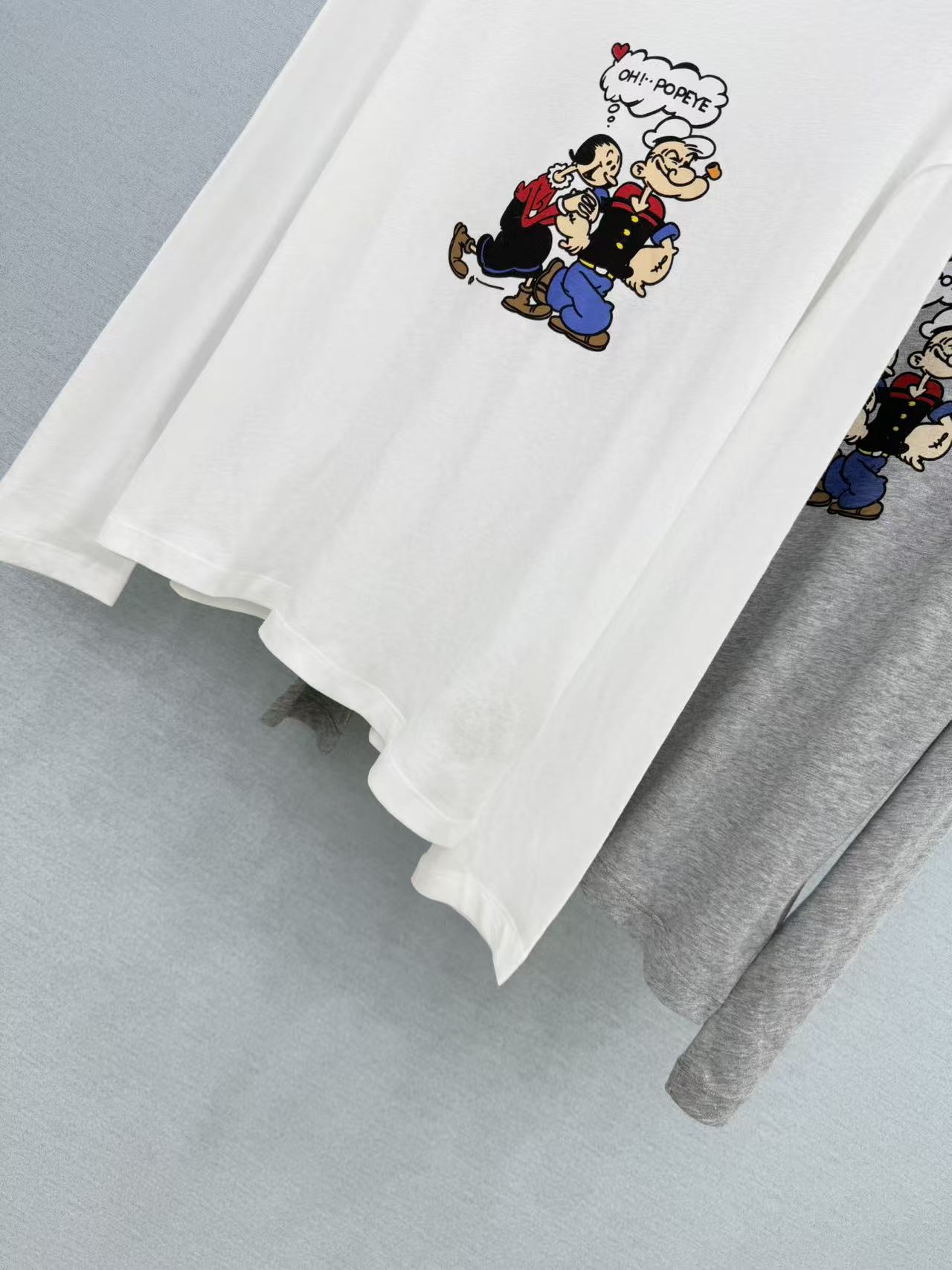 🛒𝐍𝐄𝐖 · 𝟐𝟎𝟐6/爆款现货 【原单品质】 小众｜2026新款撞色图文印花长袖T恤 高订面料，减龄百搭版型  ，上身
