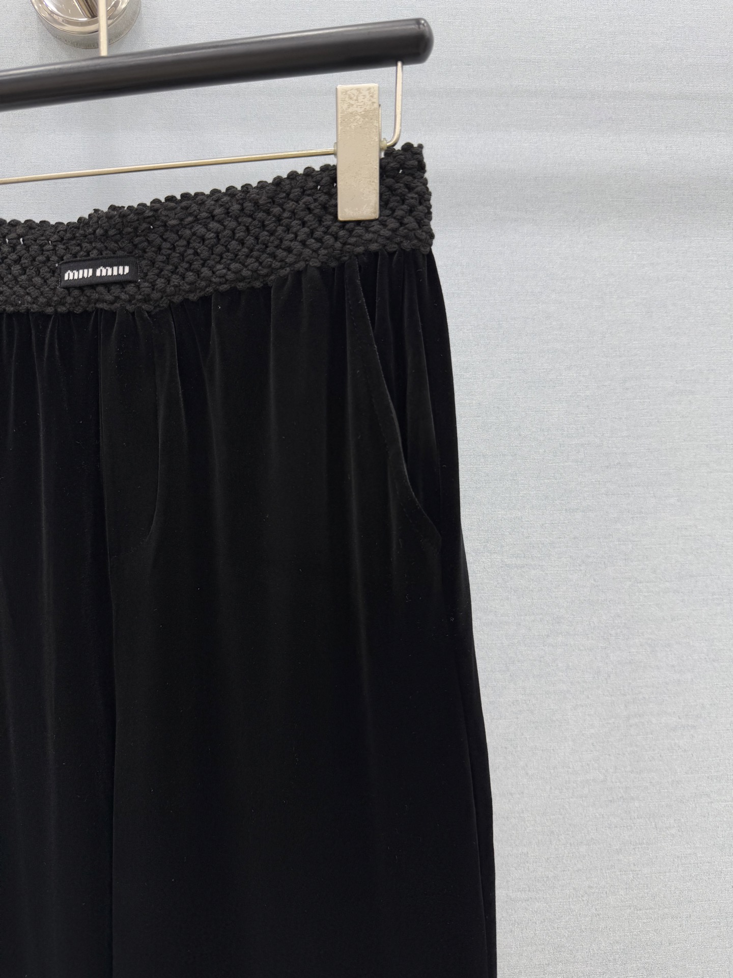 🛒𝐍𝐄𝐖 · 𝟐𝟎𝟐6/爆款现货 【秋冬上新】Miu*｜编织花边贴布绣丝绒休闲裤 精致千金风穿搭 常规版型包容性好 进口
