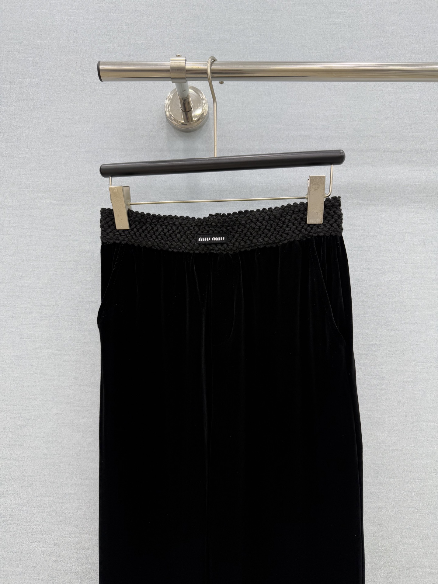 🛒𝐍𝐄𝐖 · 𝟐𝟎𝟐6/爆款现货 【秋冬上新】Miu*｜编织花边贴布绣丝绒休闲裤 精致千金风穿搭 常规版型包容性好 进口