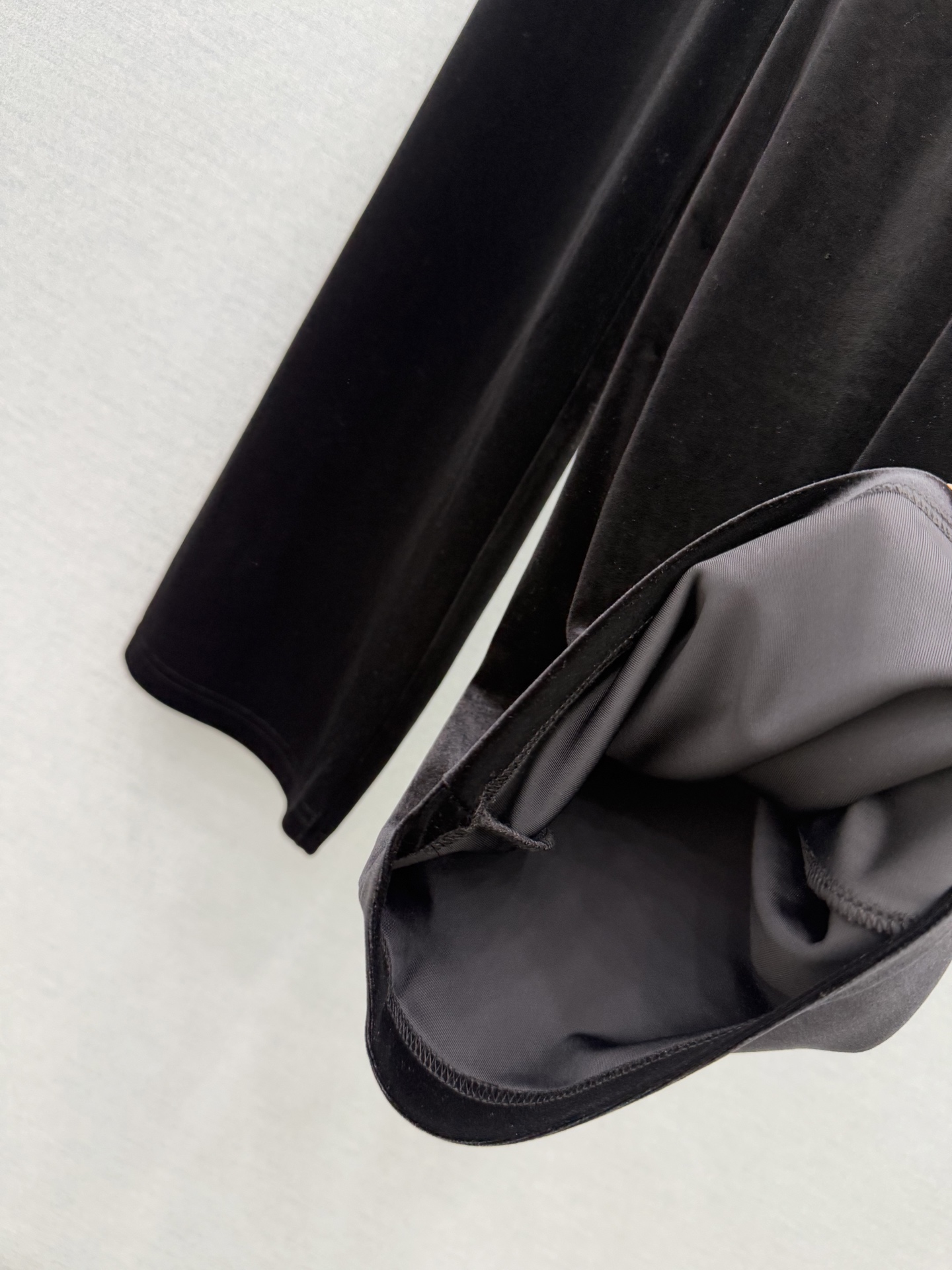 🛒𝐍𝐄𝐖 · 𝟐𝟎𝟐6/爆款现货 【秋冬上新】Miu*｜编织花边贴布绣丝绒休闲裤 精致千金风穿搭 常规版型包容性好 进口
