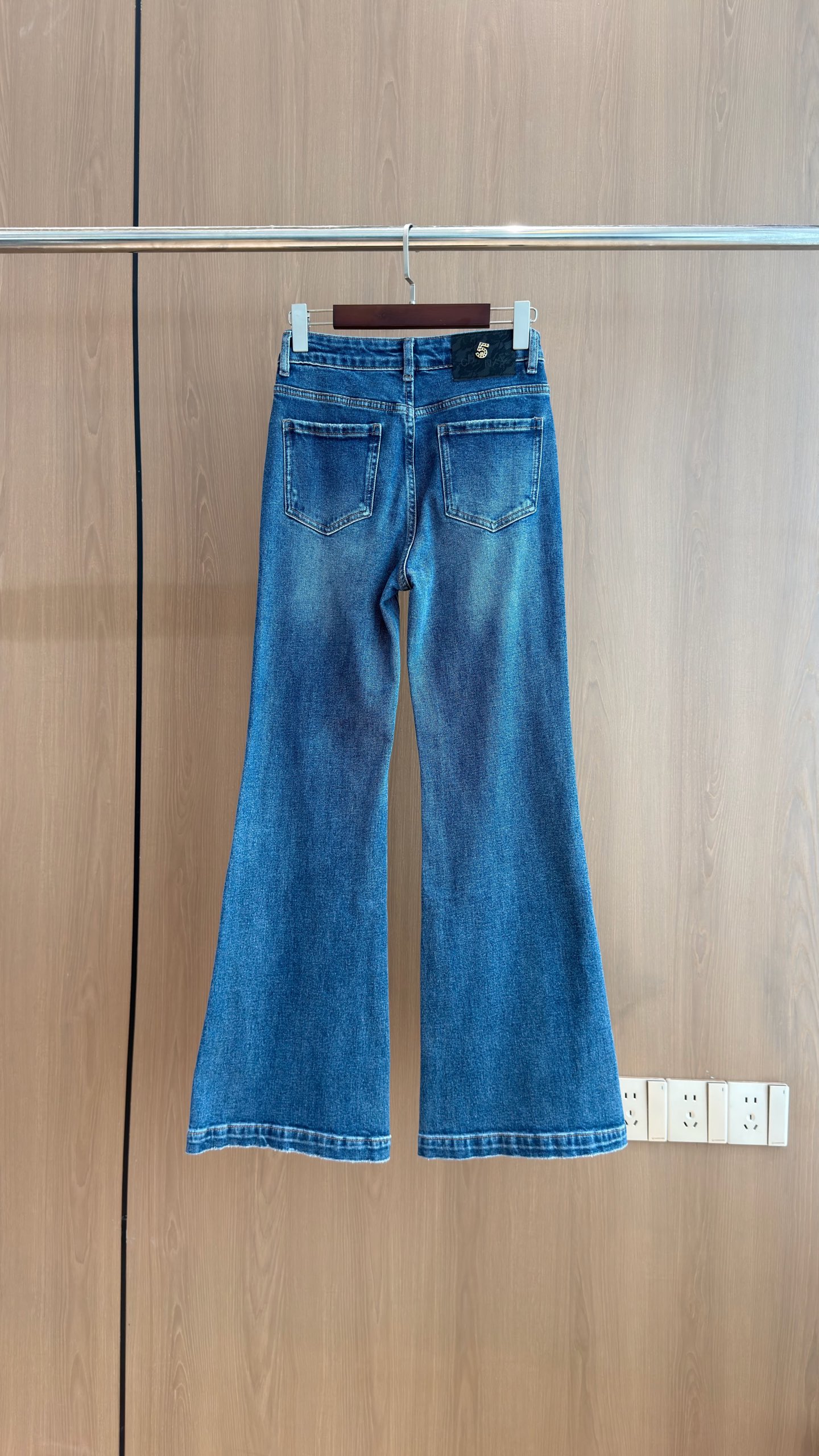 🛒𝐍𝐄𝐖 · 𝟐𝟎𝟐6/爆款现货 【秋冬新款】设计师｜经典链条装饰微喇牛仔裤   采用高端定制面料，牛仔穿起来非常舒适，