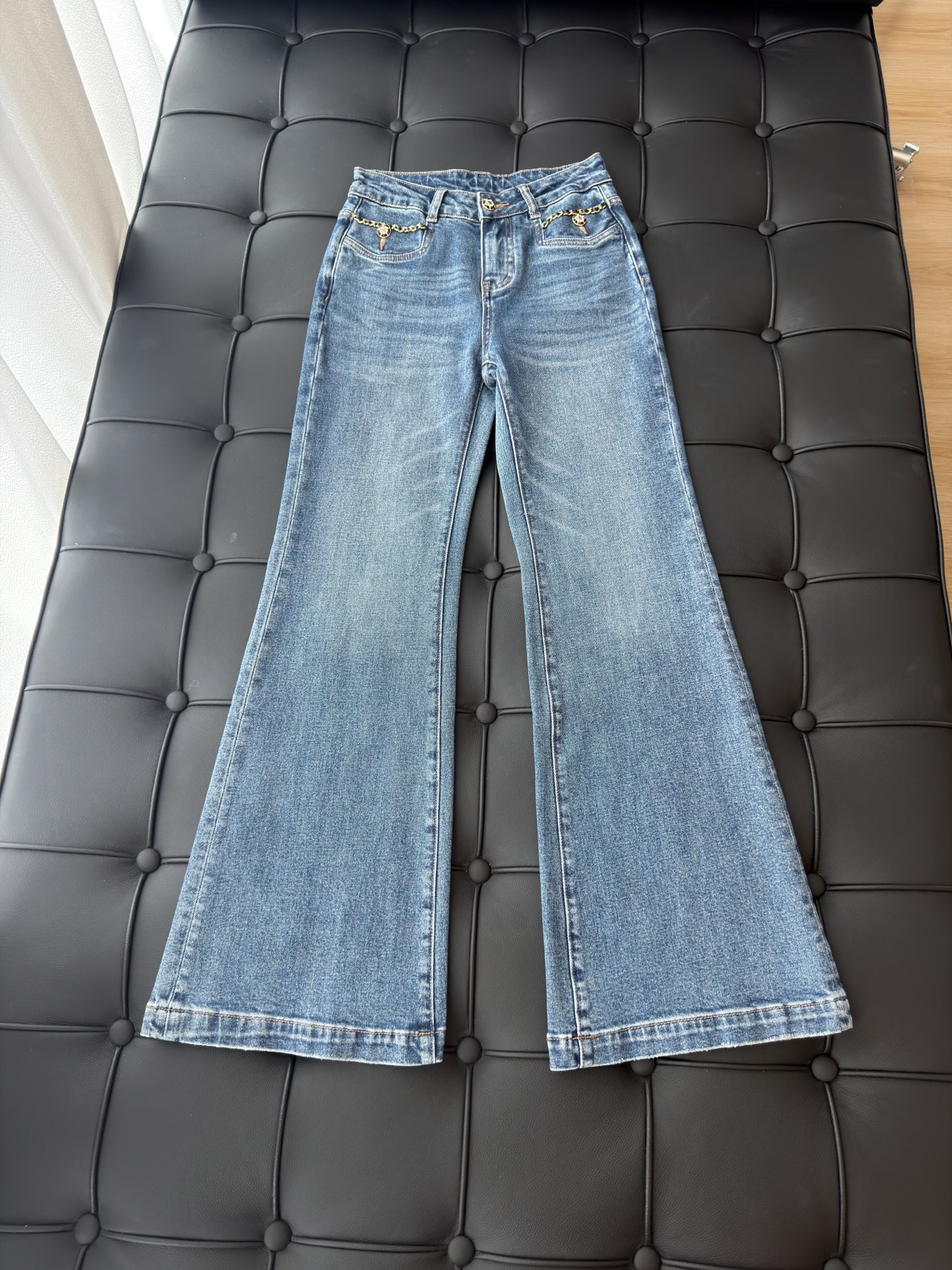 🛒𝐍𝐄𝐖 · 𝟐𝟎𝟐6/爆款现货 【秋冬新款】设计师｜经典链条装饰微喇牛仔裤   采用高端定制面料，牛仔穿起来非常舒适，