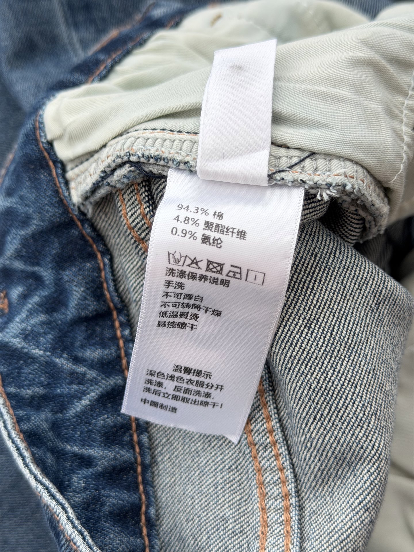 🛒𝐍𝐄𝐖 · 𝟐𝟎𝟐6/爆款现货 【秋冬新款】设计师｜经典链条装饰微喇牛仔裤   采用高端定制面料，牛仔穿起来非常舒适，