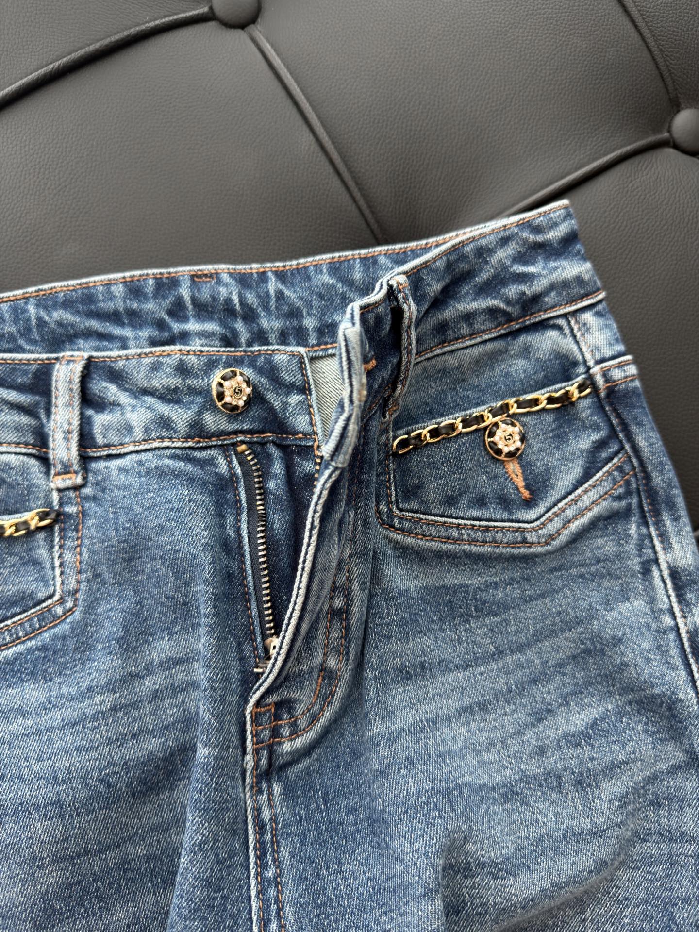 🛒𝐍𝐄𝐖 · 𝟐𝟎𝟐6/爆款现货 【秋冬新款】设计师｜经典链条装饰微喇牛仔裤   采用高端定制面料，牛仔穿起来非常舒适，