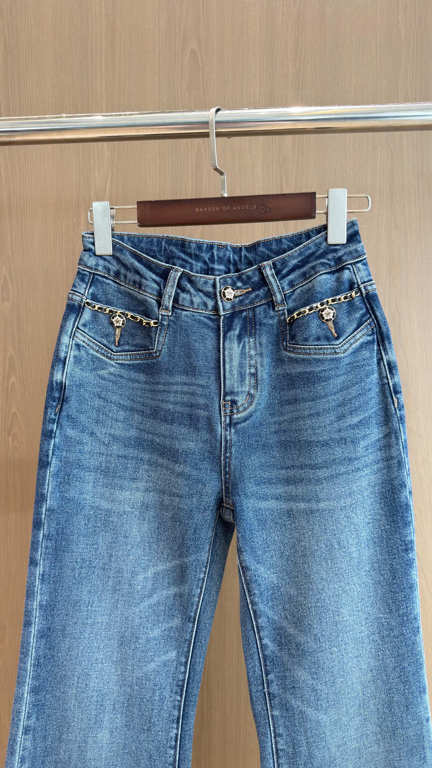 🛒𝐍𝐄𝐖 · 𝟐𝟎𝟐6/爆款现货 【秋冬新款】设计师｜经典链条装饰微喇牛仔裤   采用高端定制面料，牛仔穿起来非常舒适，