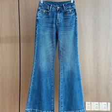 🛒𝐍𝐄𝐖 · 𝟐𝟎𝟐6/爆款现货 【秋冬新款】设计师|经典链条装饰微喇牛仔裤 采用高端定制面料,牛仔穿起来非常舒适, 🛒𝐍𝐄𝐖 · 𝟐𝟎𝟐6/爆款现货 【秋冬新款】设计师|经典链条装饰微喇牛仔裤 采用高端定制面料,牛仔穿起来非常舒适,