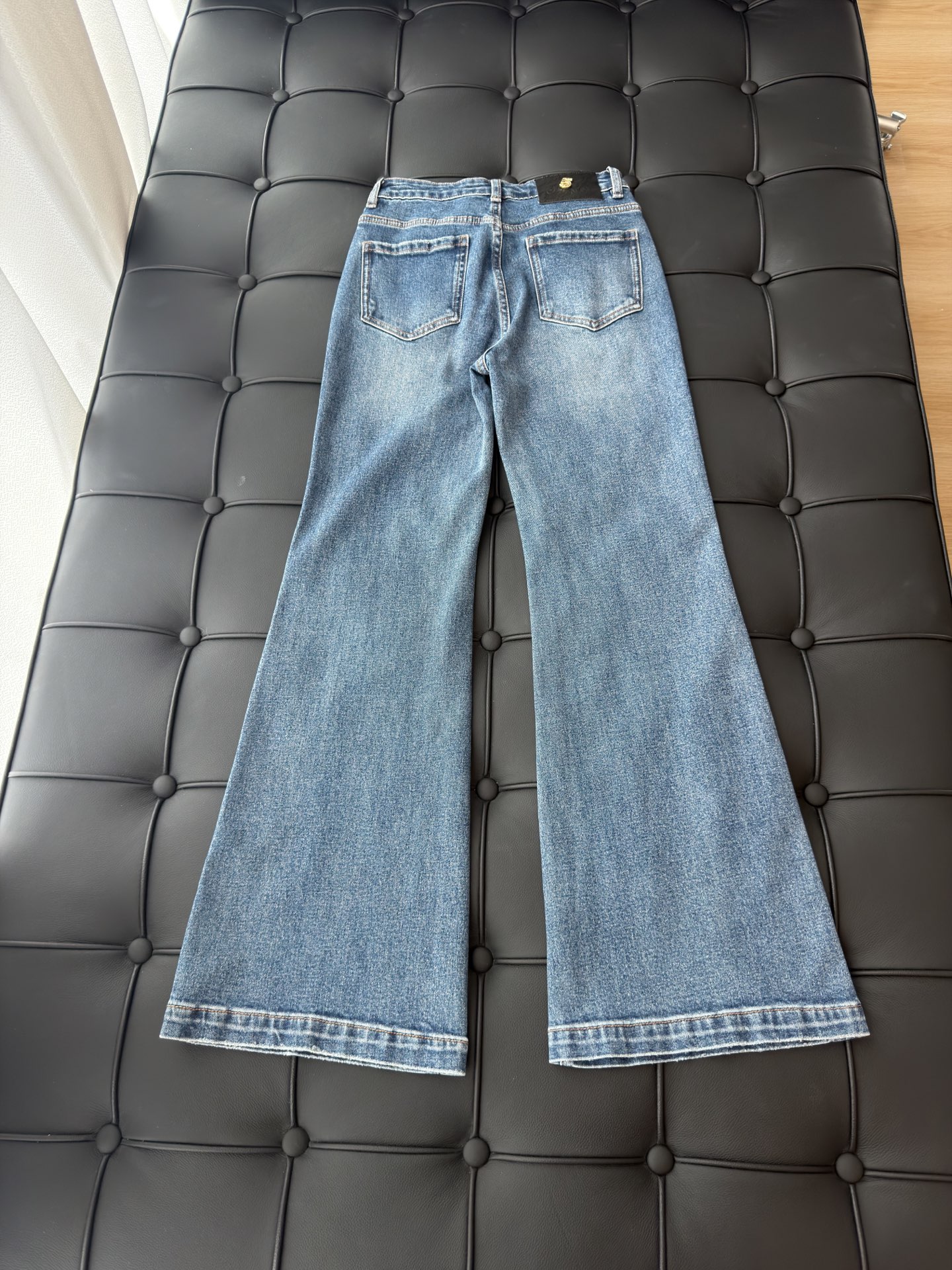🛒𝐍𝐄𝐖 · 𝟐𝟎𝟐6/爆款现货 【秋冬新款】设计师｜经典链条装饰微喇牛仔裤   采用高端定制面料，牛仔穿起来非常舒适，