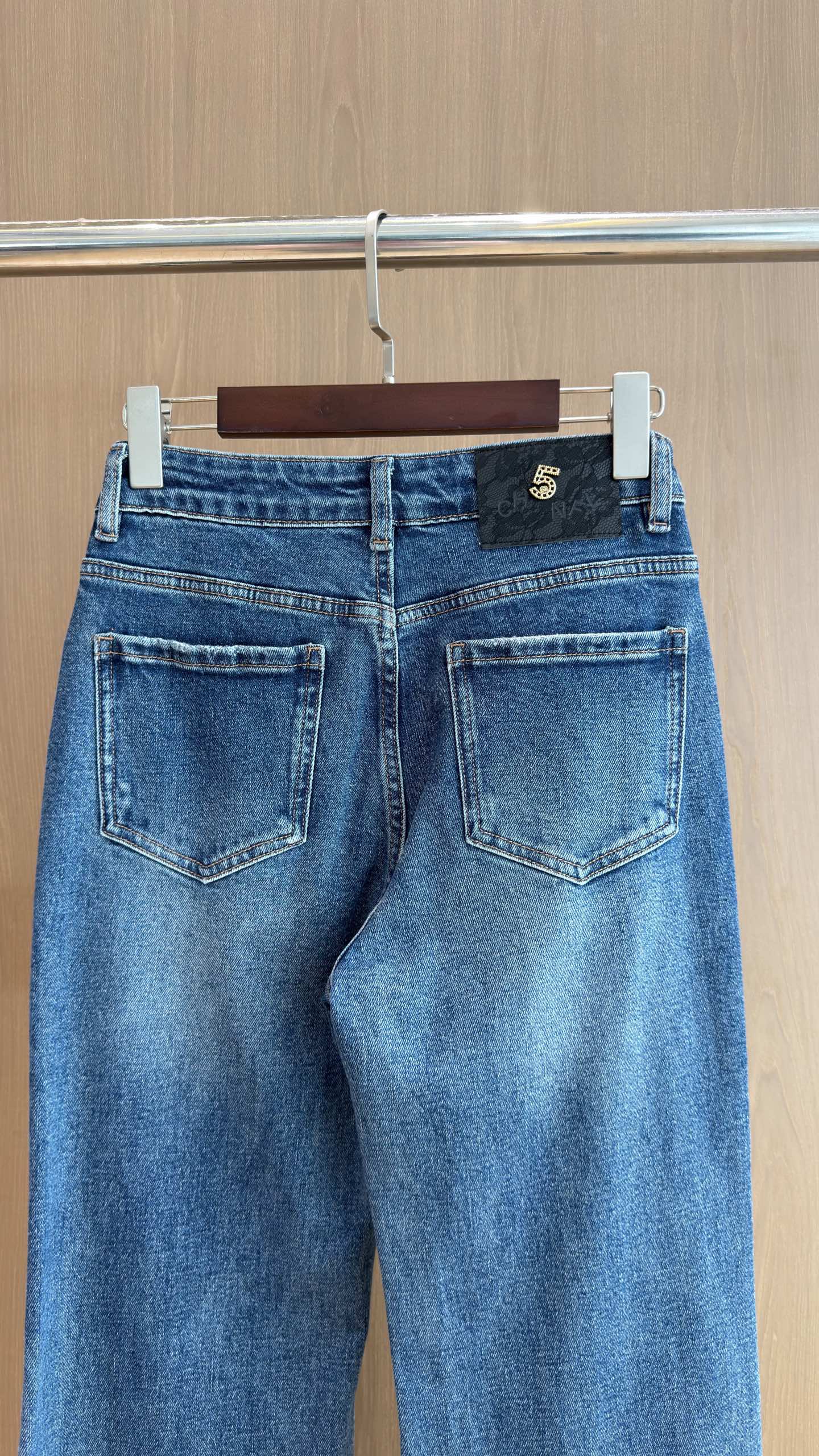 🛒𝐍𝐄𝐖 · 𝟐𝟎𝟐6/爆款现货 【秋冬新款】设计师｜经典链条装饰微喇牛仔裤   采用高端定制面料，牛仔穿起来非常舒适，